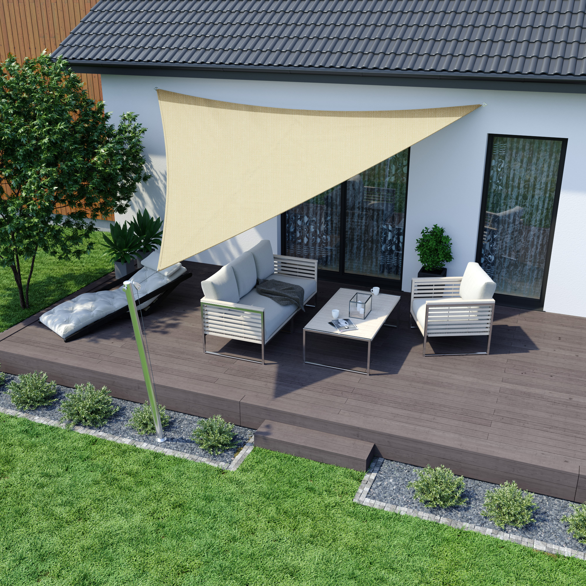 Dreieckiges Sonnensegel über Terrasse mit Sitzmöbeln und Pflanzen