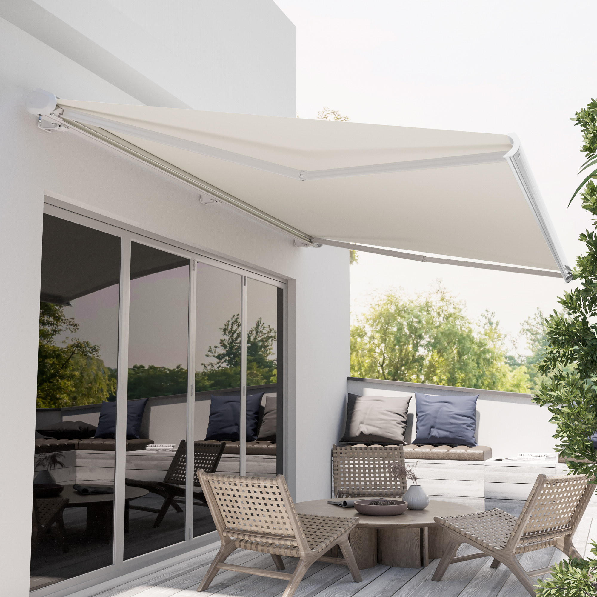 Kassettenmarkise an Hauswand über Terrasse mit Sitzmöbeln und Pflanzen