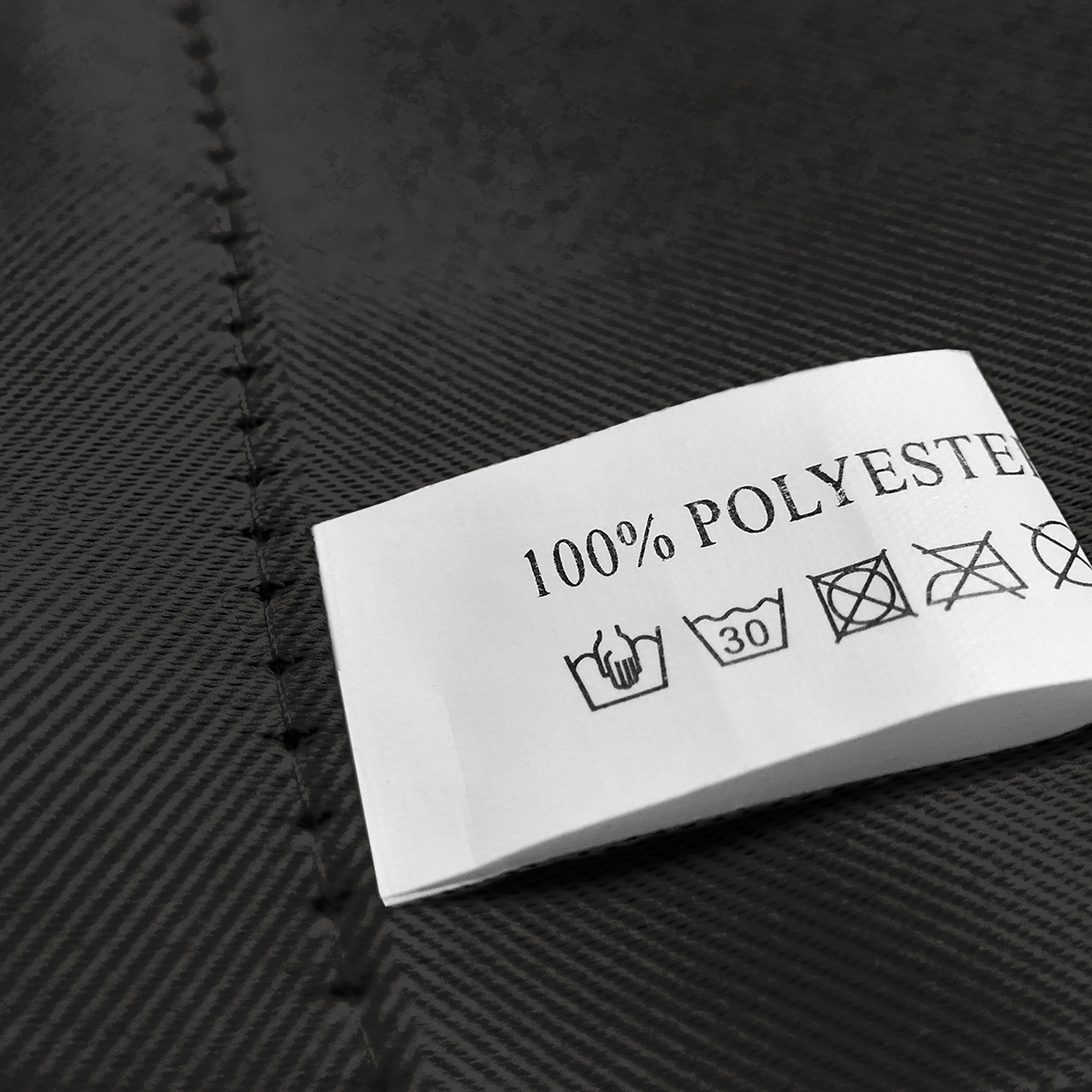 Etikett auf Vorhang mit Pflegehinweisen und Materialangabe aus Polyester