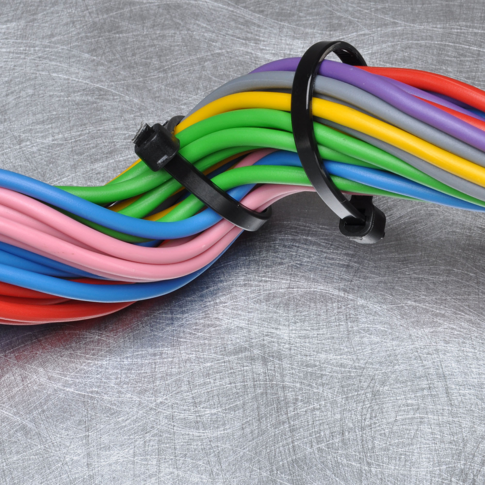 slider_image_28f7e346319c402bb0425e61e3d875c4 Bündel von Kabeln mit Kabelbindern fixiert