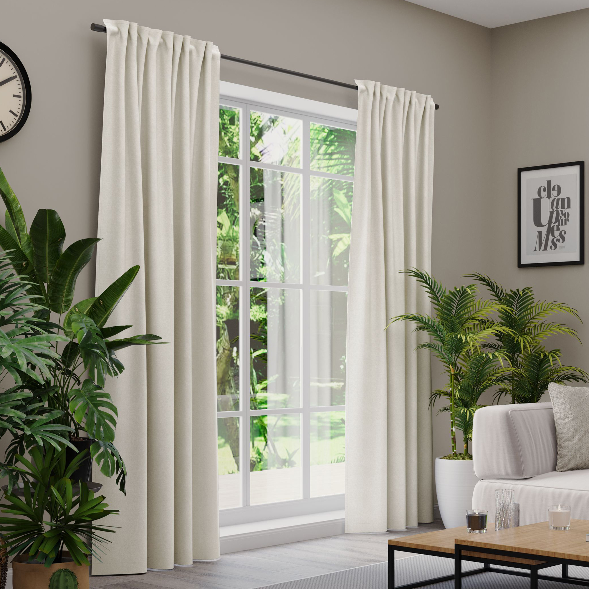 Gardinen an einem Fenster in einem Wohnzimmer mit Pflanzen und Möbeln