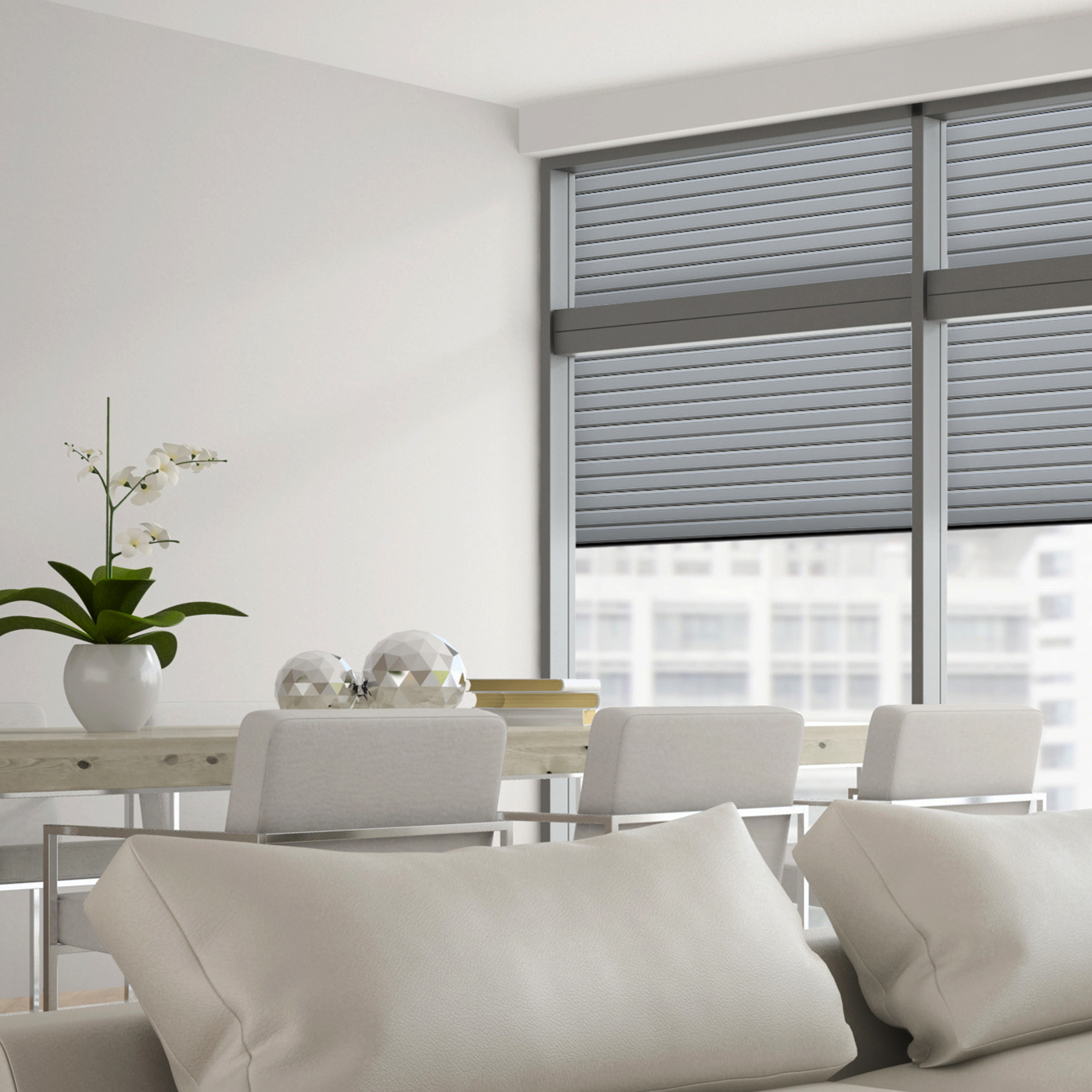 slider_image_01925785836277a19c53480ca67a3310 Wohnzimmer mit Tisch, Stühlen, Sofa und geschlossenen Rollläden an großen Fenstern