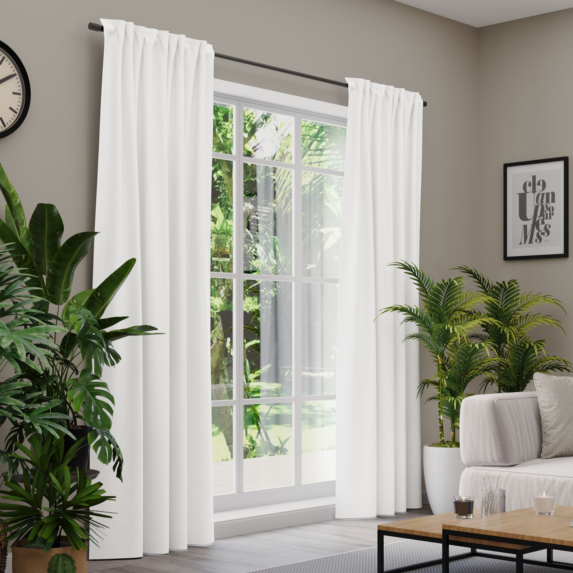 Gardinen an einem Fenster in einem Wohnzimmer mit Pflanzen und Möbeln