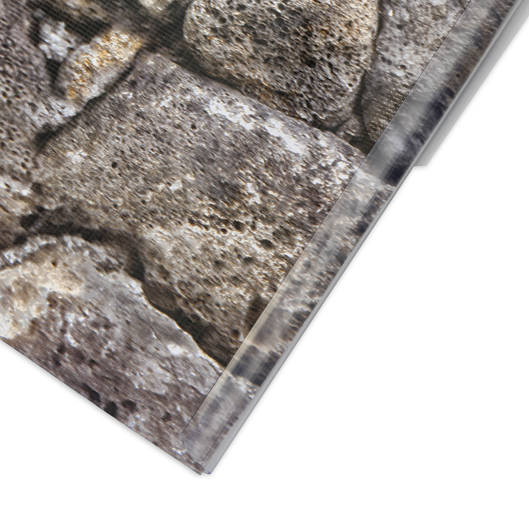 Befestigungsclips für PVC Sichtschutzstreifen an Steinmuster-Hintergrund