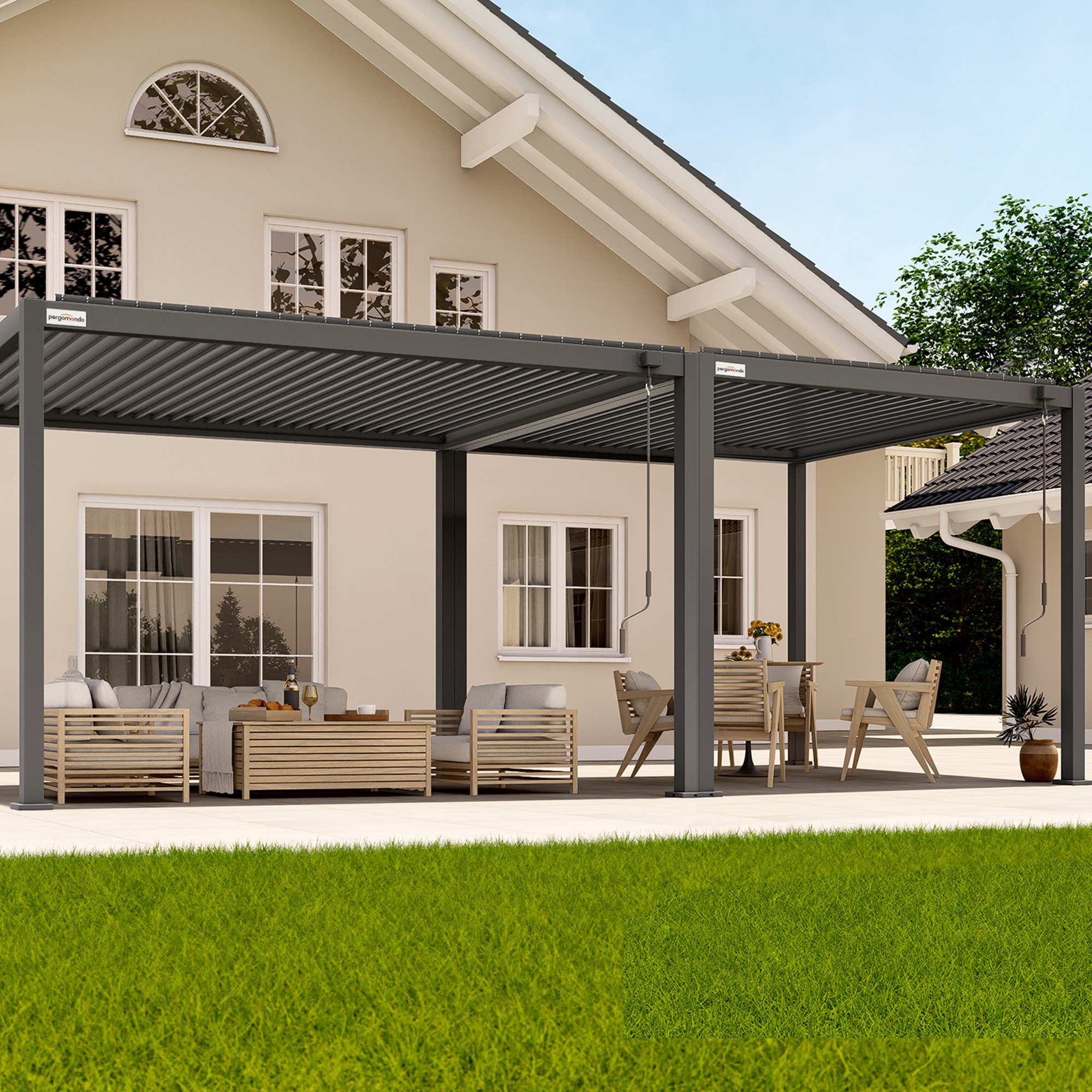 Pergola mit Lamellendach vor einem Haus mit Gartenmöbeln darunter