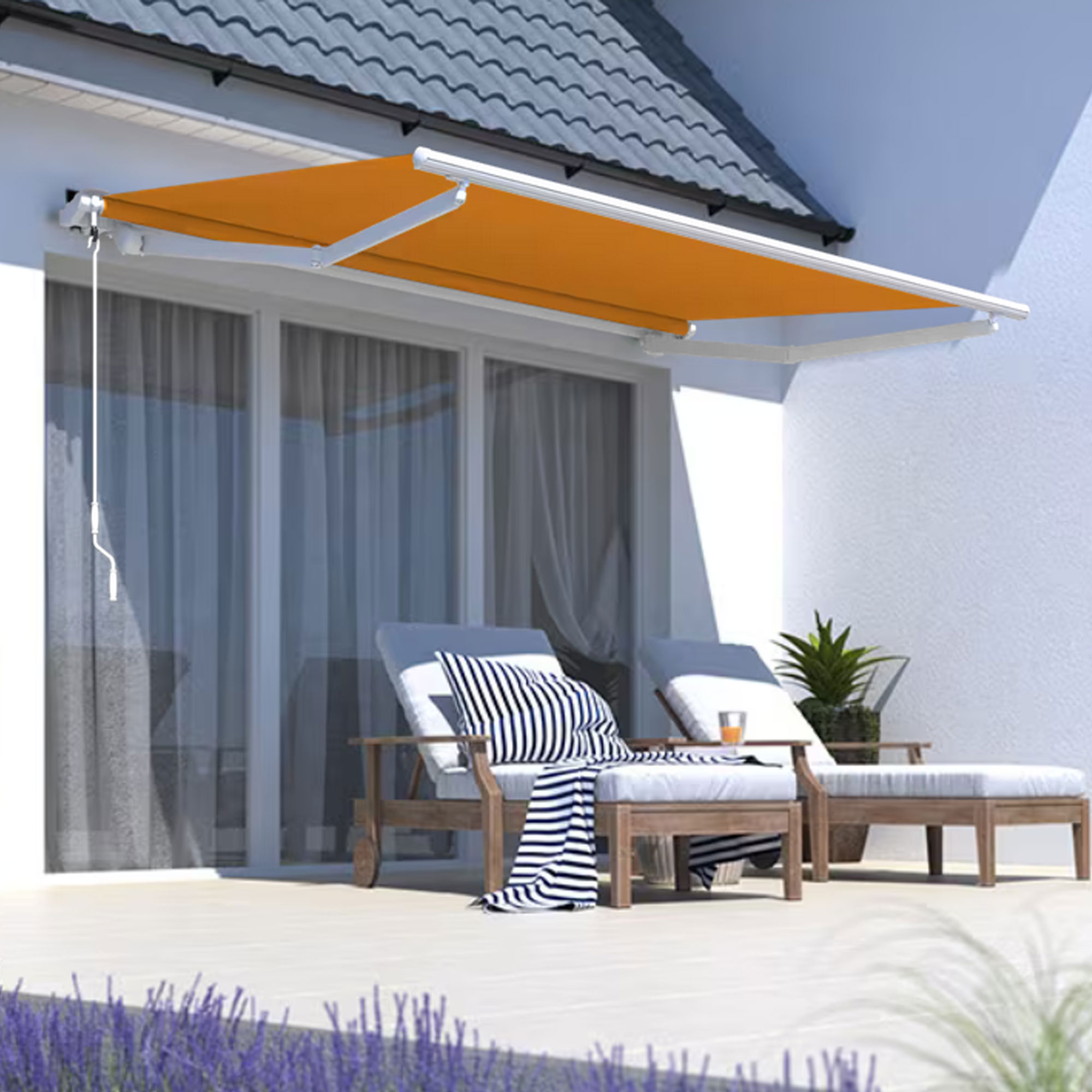 Offene Gelenkarmmarkise über Terrasse mit Liegestühlen und Pflanze