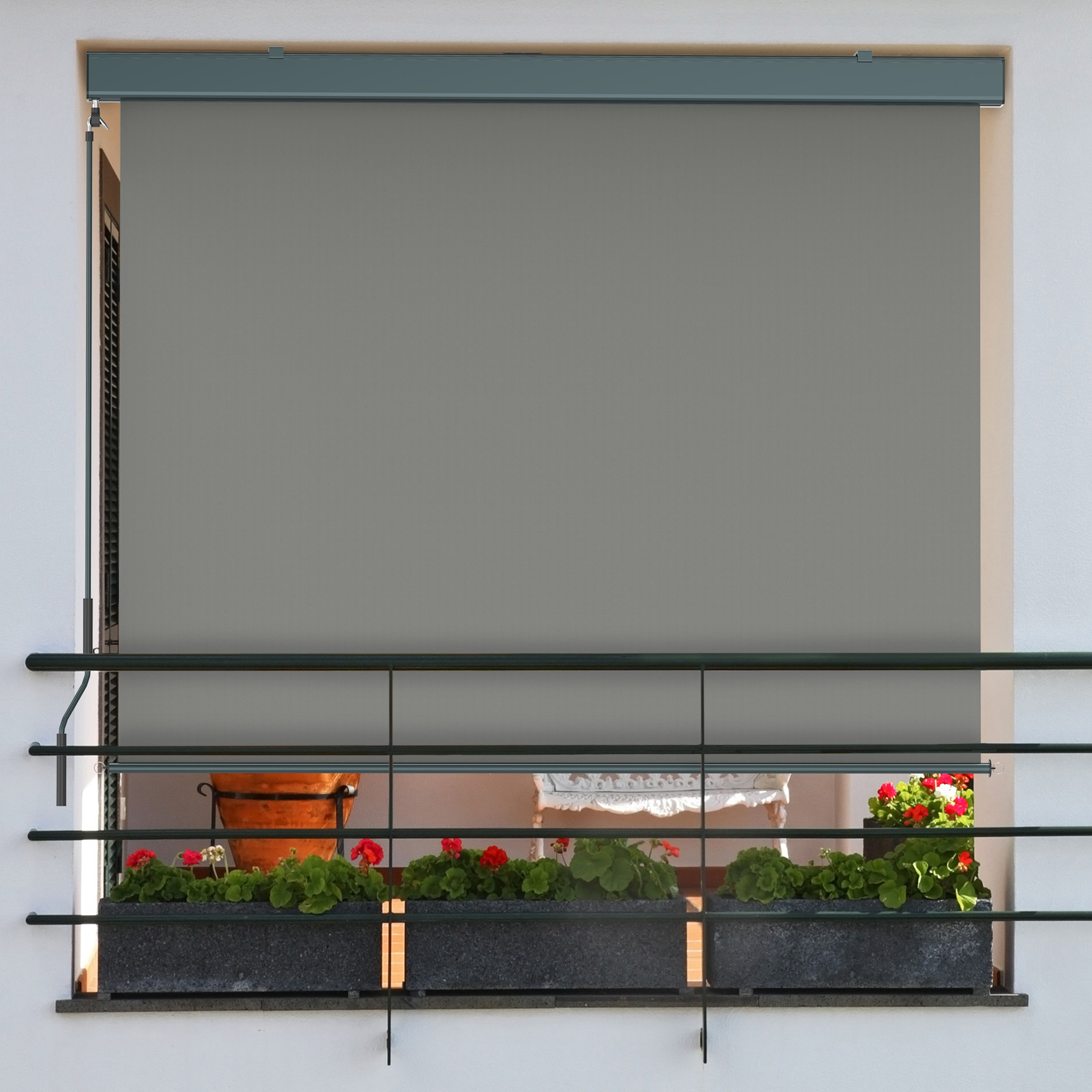 Außenrollo mit Kassette und Kurbel an Balkon montiert, Sichtschutz und Sonnenschutz