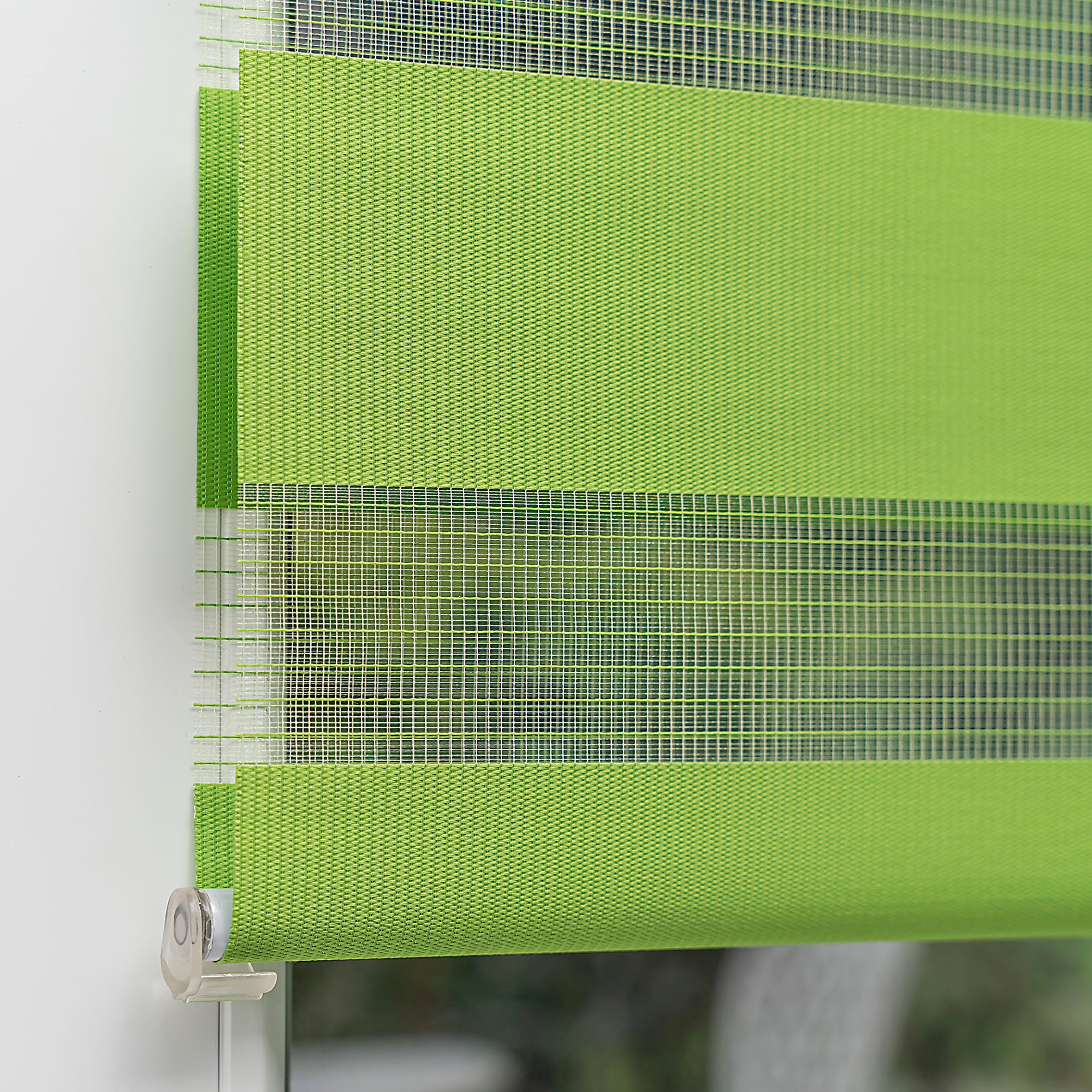 Klemmfix Doppelrollo an einem Fenster montiert, zeigt abwechselnde Streifen für Lichtregulierung