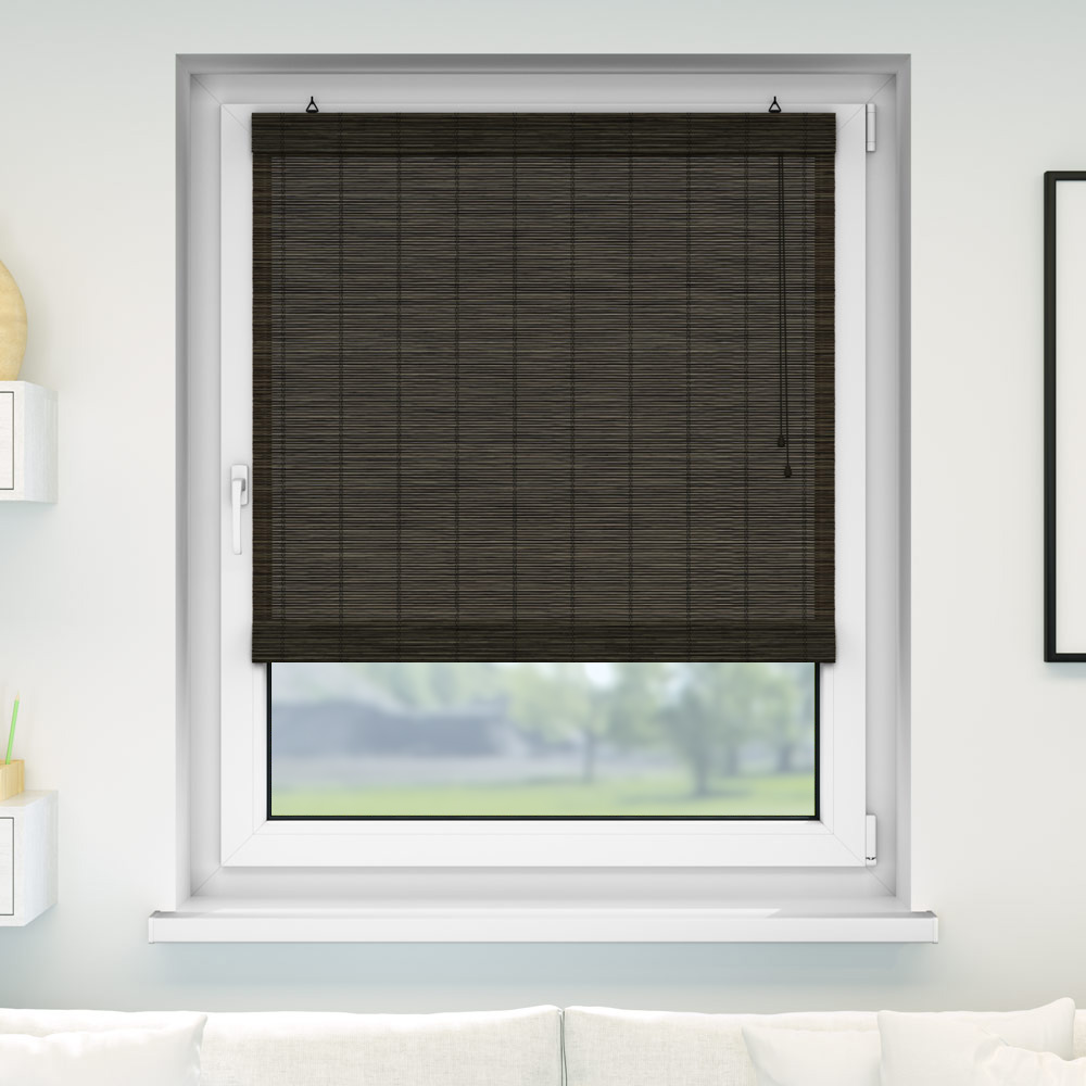 Fenster mit heruntergelassenem Rollo aus horizontalen Lamellen