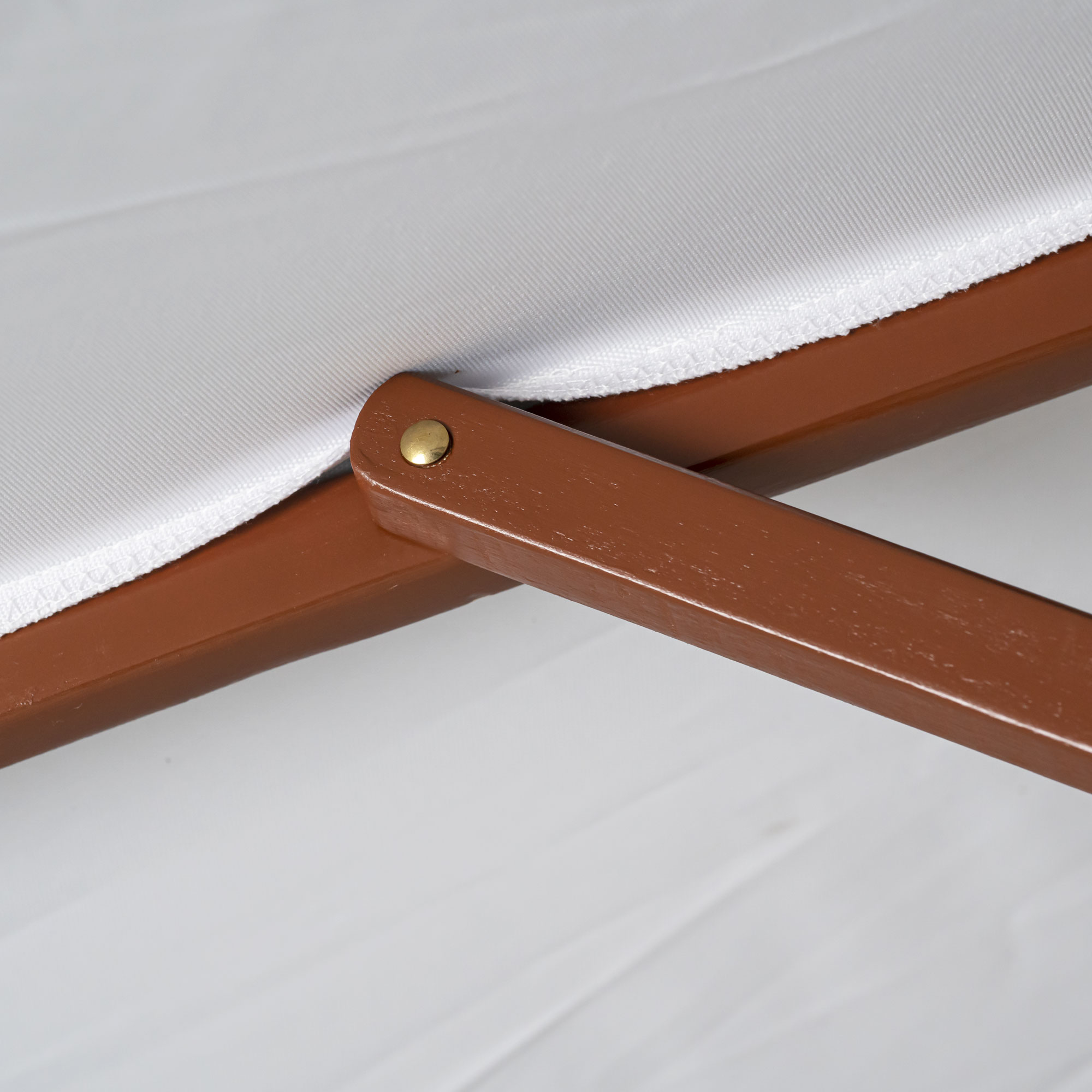 slider_image_682de358a85a4f67858b753da851c281 Nahaufnahme eines knickbaren Holz-Sonnenschirms mit sichtbarem Gelenk und Stoffbespannung