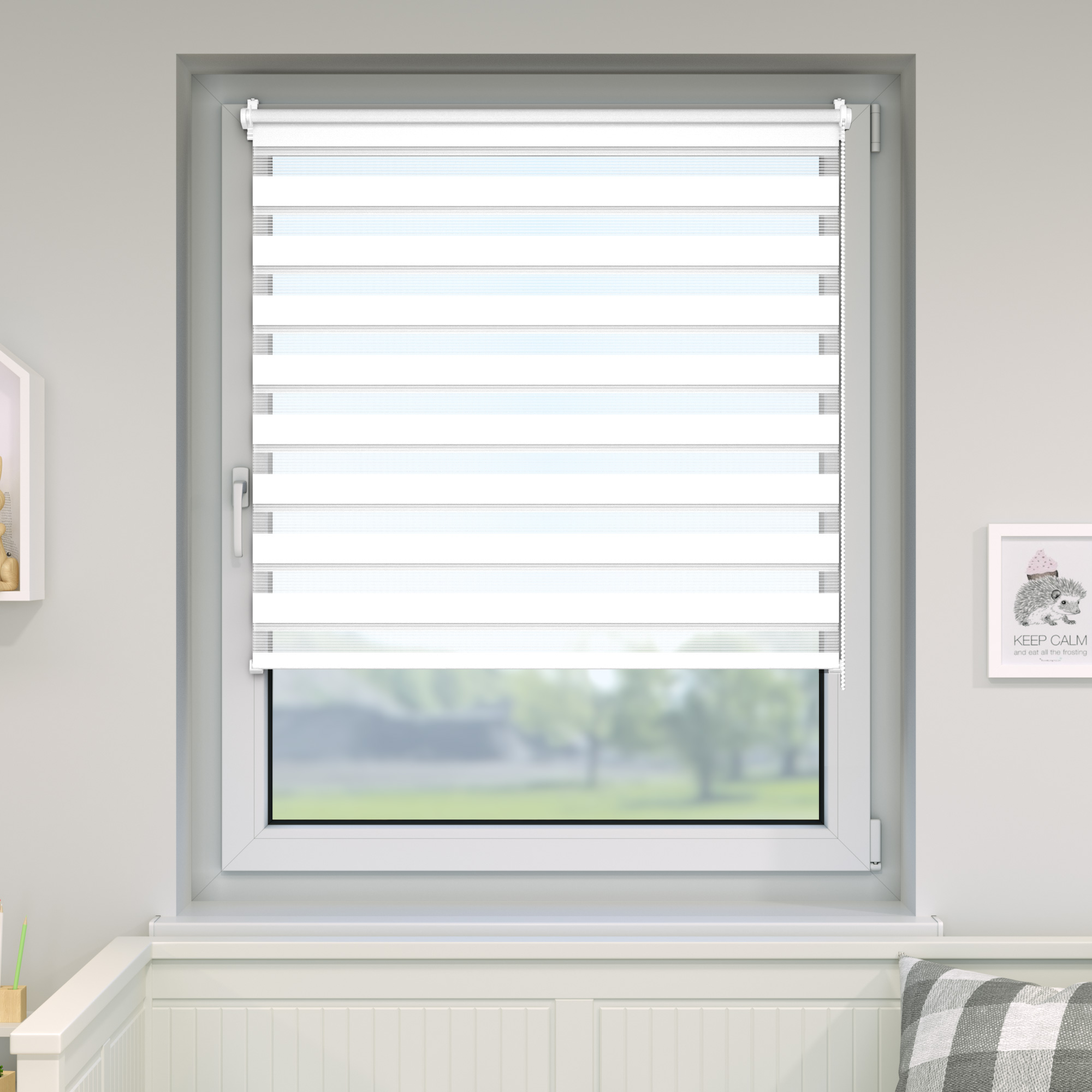 Doppelrollo an einem Fenster zur Lichtregulierung und Sichtschutz