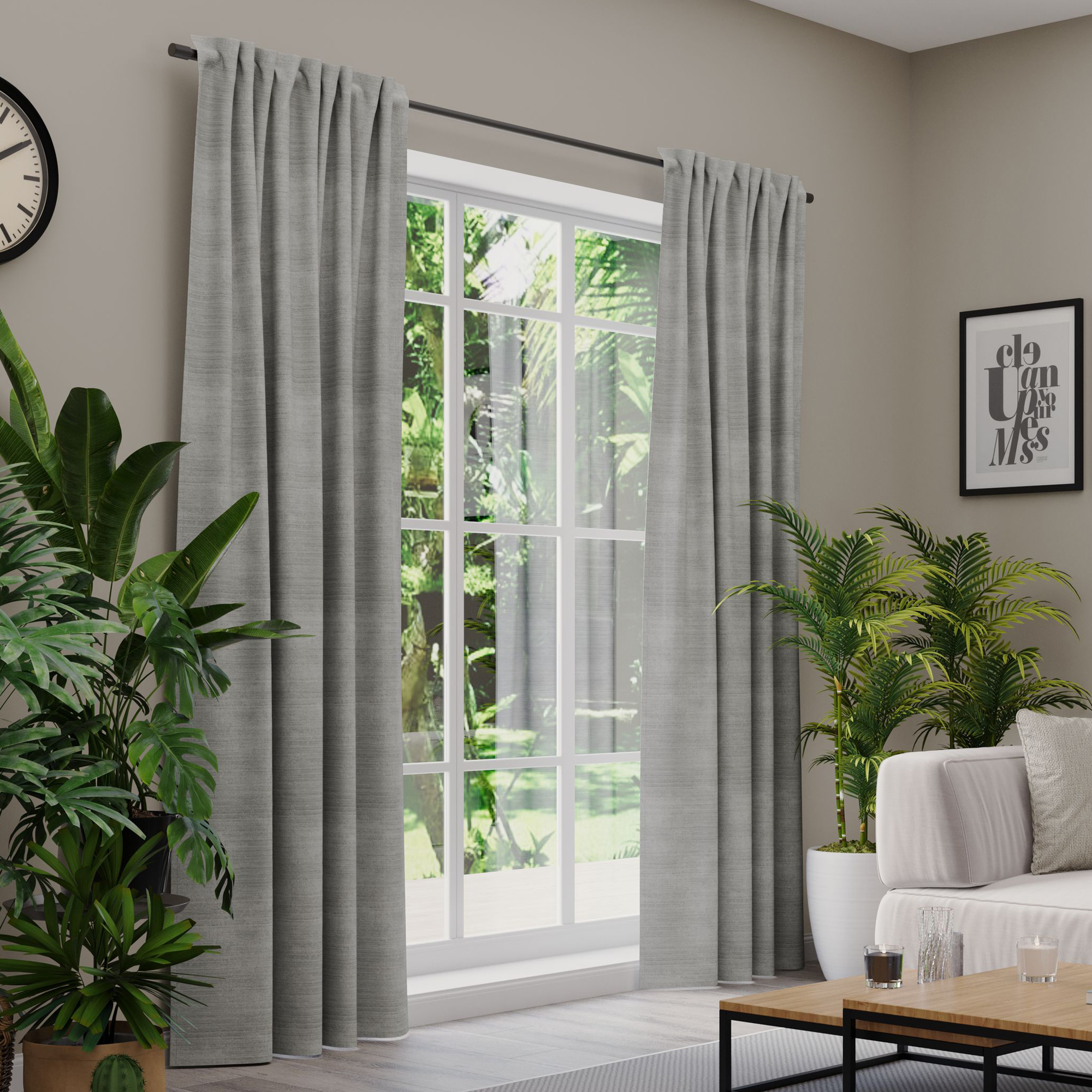 Gardinen an einem Fenster in einem Wohnzimmer mit Pflanzen und Möbeln