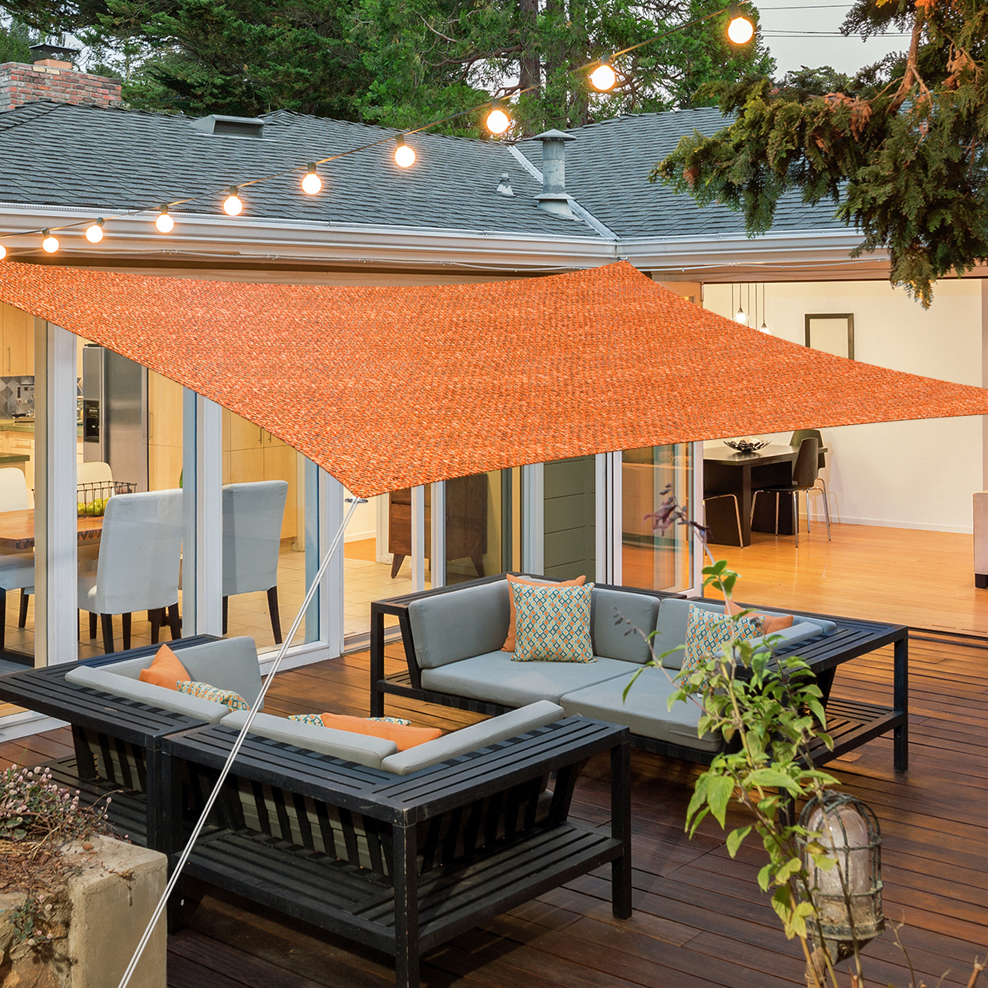 slider_image_c8bb34b6ccdc445cac443f060e2aa2a6 Atmungsaktives HDPE-Sonnensegel über Terrasse mit Sitzbereich und Lichterkette