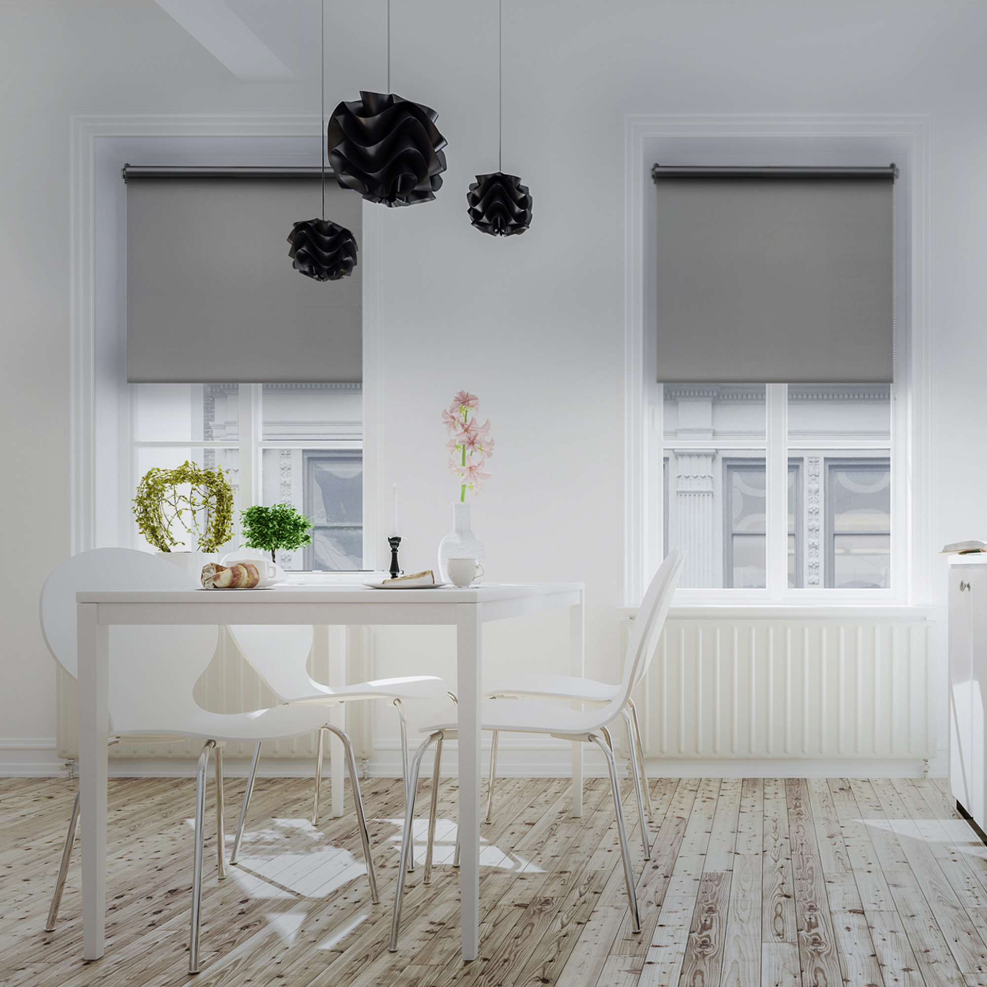 Essbereich mit Tisch, Stühlen und Fenstern mit Verdunkelungsrollos und Führungsschienen