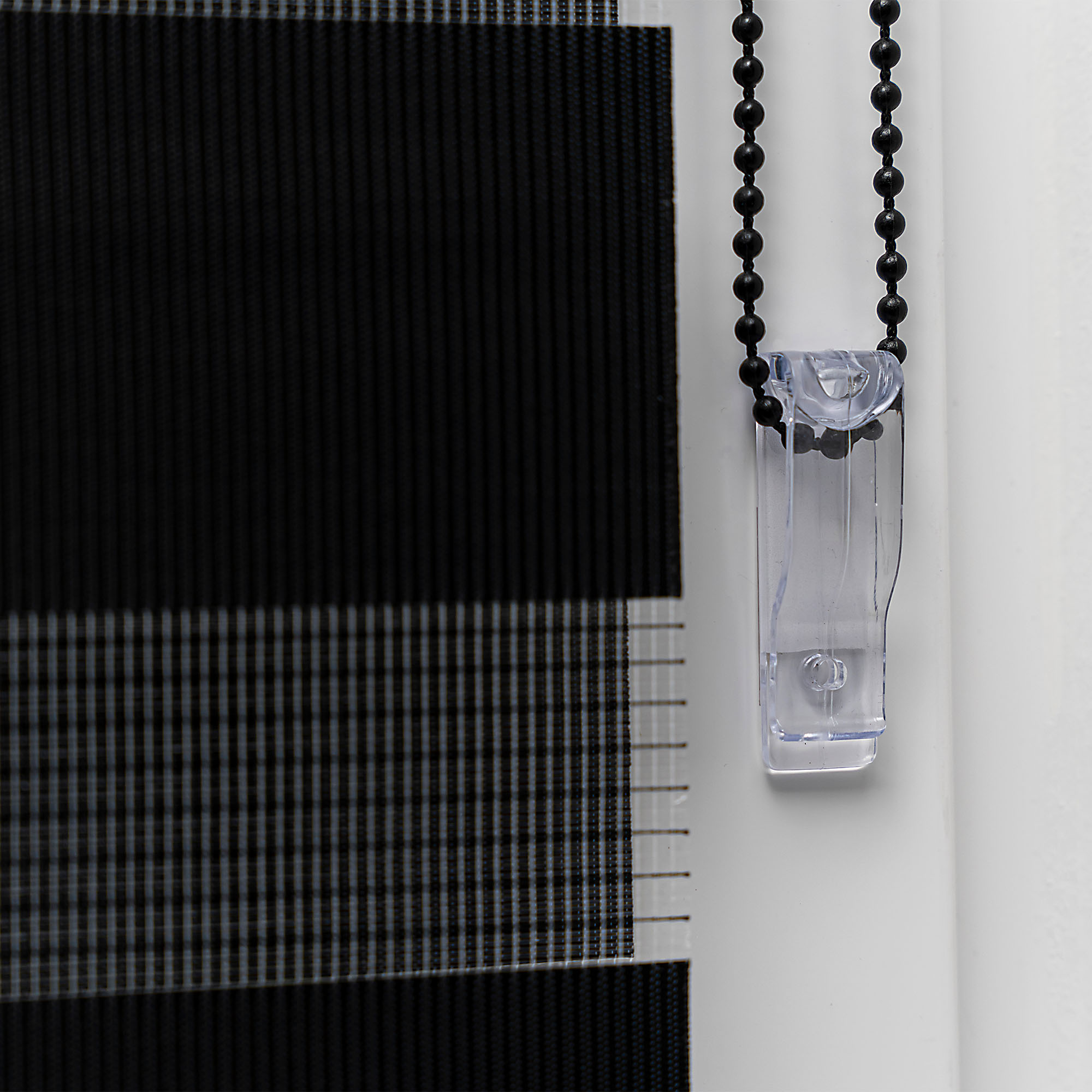 slider_image_dabae26f65f24f0d8568bfef5b3d90a3 Klemmfix Doppelrollo mit Kettenzug und transparentem Halter an Fensterrahmen befestigt