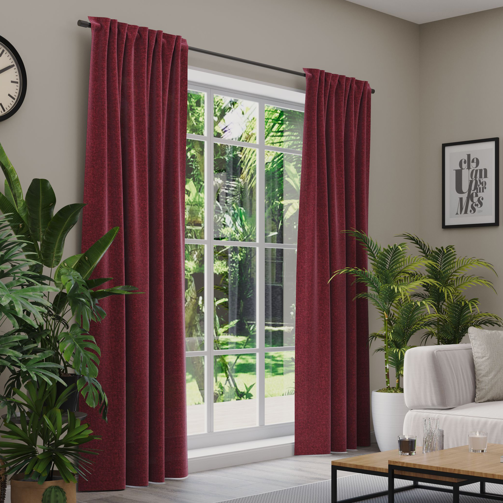 Gardinen an einem Fenster in einem Wohnzimmer mit Pflanzen und Möbeln