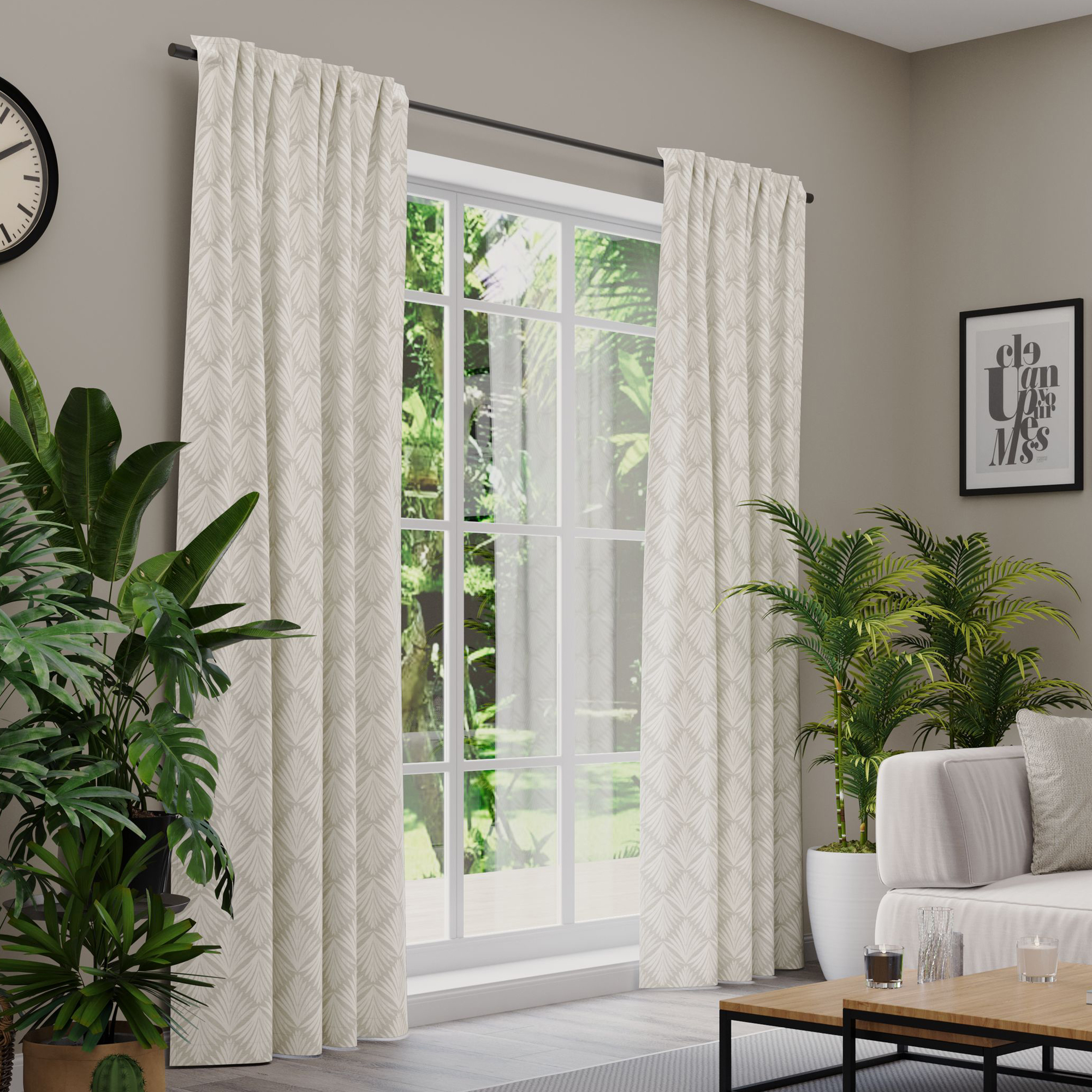 Gardinen an einem Fenster in einem Wohnzimmer mit Pflanzen und Möbeln