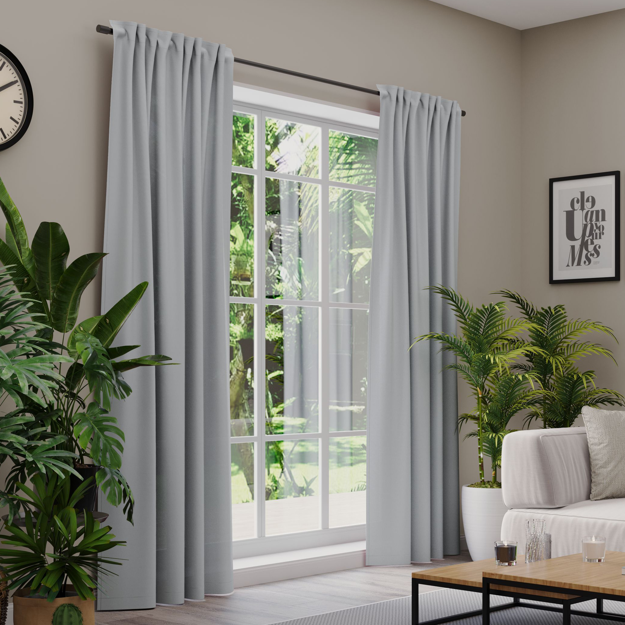 Gardinen an einem Fenster in einem Wohnzimmer mit Pflanzen und Möbeln