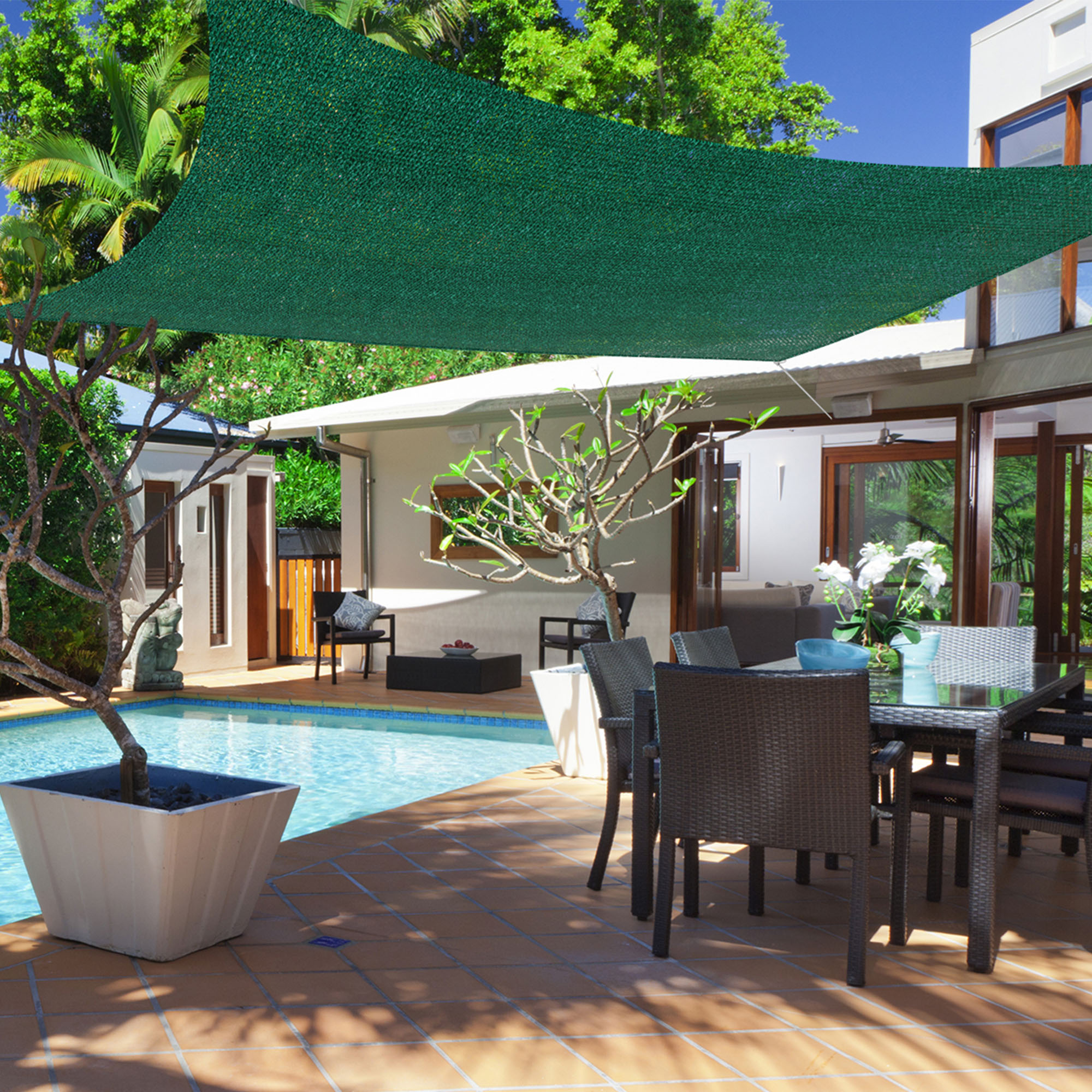 Sonnensegel über Terrasse und Pool, bietet Schatten und ist atmungsaktiv