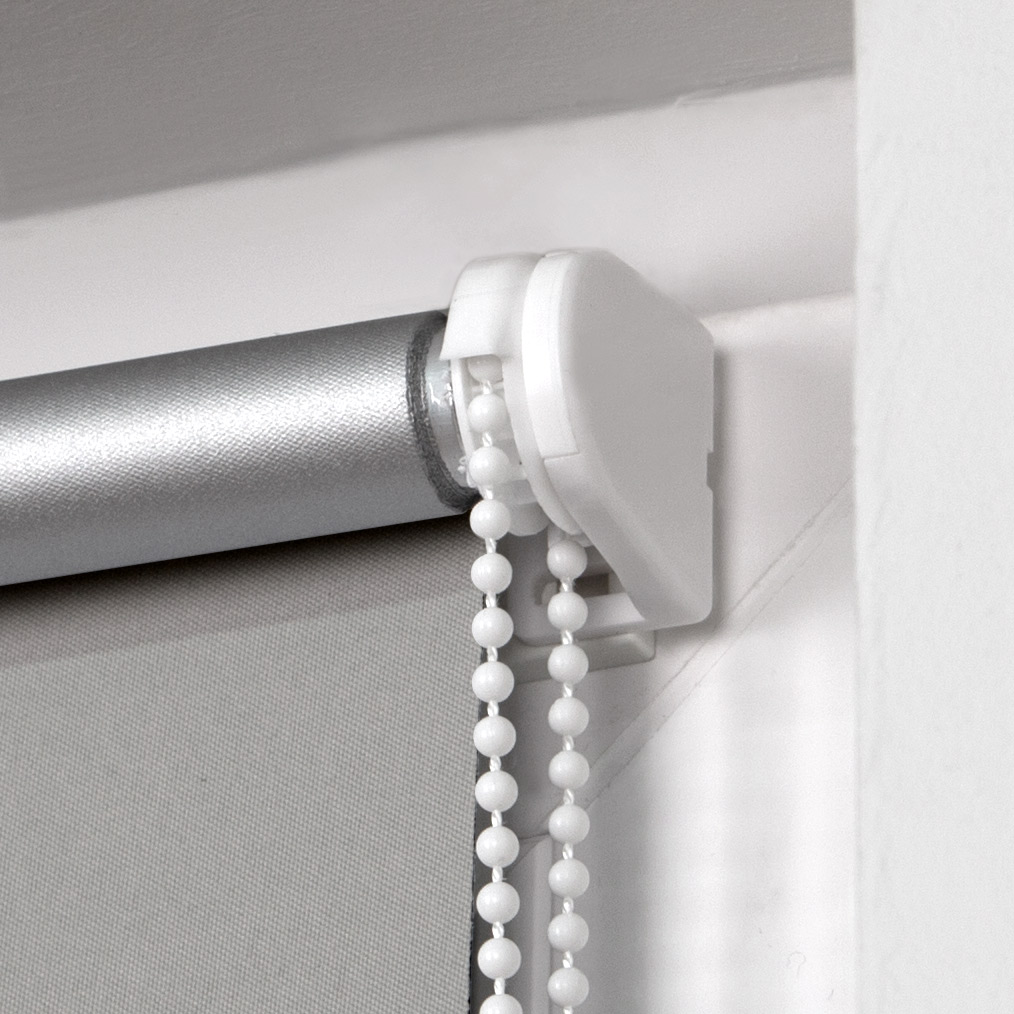 Verdunkelungsrollo mit Kettenzugmechanismus in Nahaufnahme montiert an einer Wandhalterung