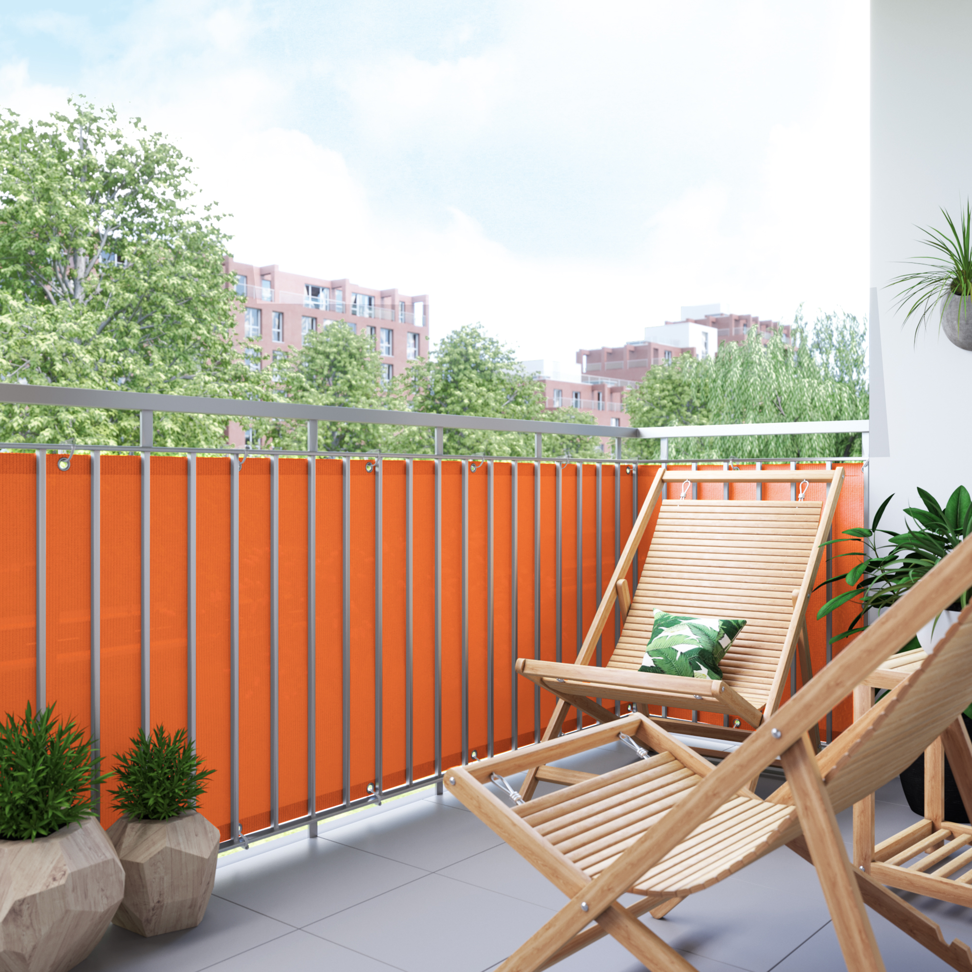 Balkon mit Bespannung aus atmungsaktivem Material, umgeben von Pflanzen und Stühlen