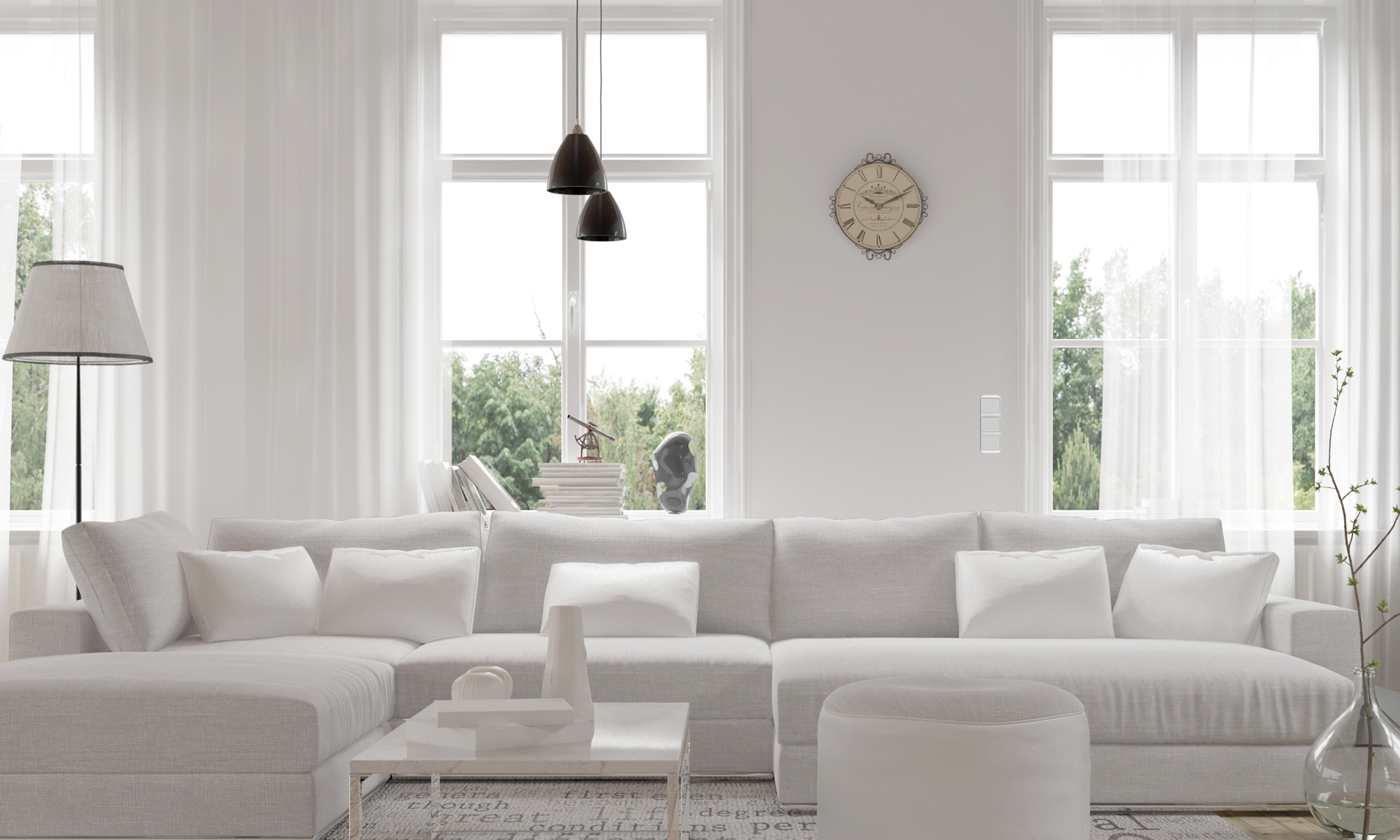 Zwei Sofas mit Kissen, Couchtische und ein gerahmtes Kunstwerk an der Wand