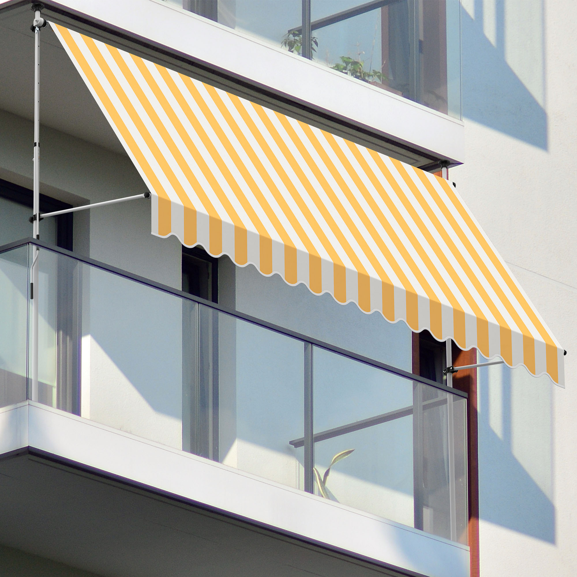 Balkon mit Markise, montiert an der Fassade, bietet Schatten und Schutz