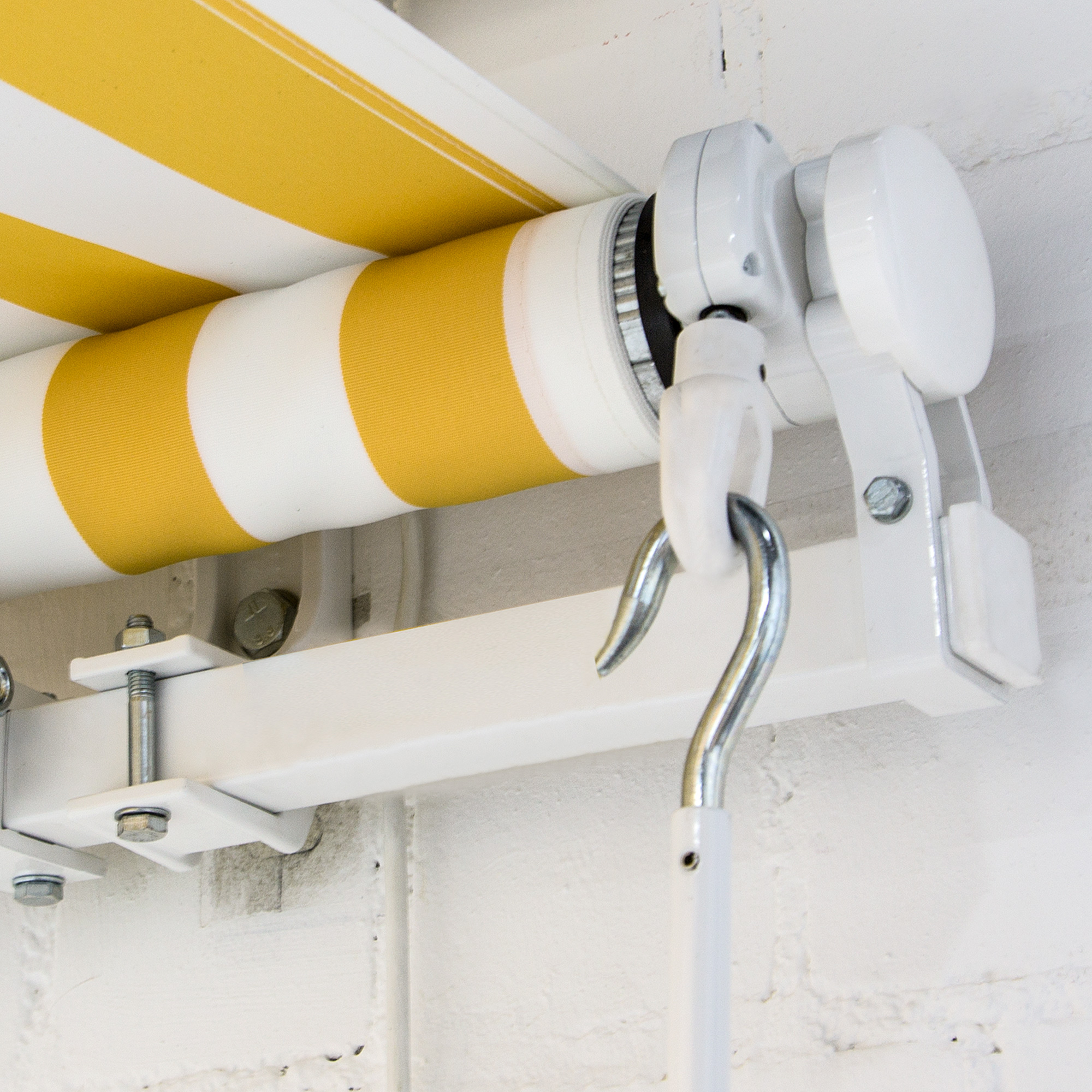 slider_image_0190d96ff0547aa79fd36e09fd6264d1 Gelenkarmmarkise Easy mit Halterung und Kurbelmechanismus an einer Wand montiert