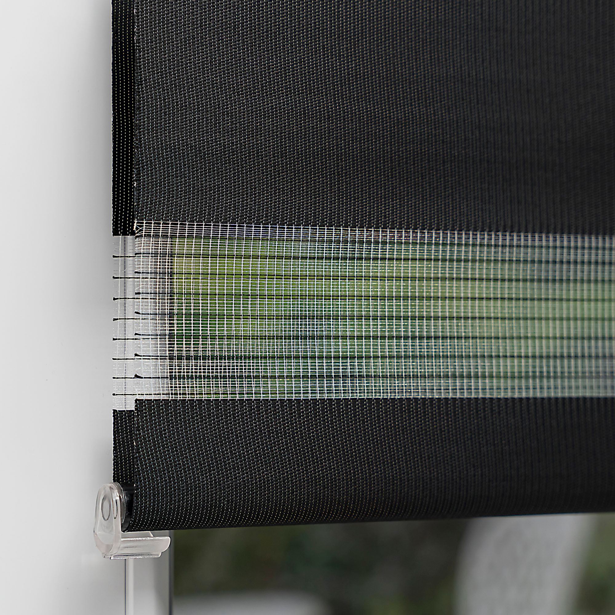 Klemmfix Doppelrollo an einem Fenster montiert, zeigt abwechselnde Streifen für Lichtregulierung
