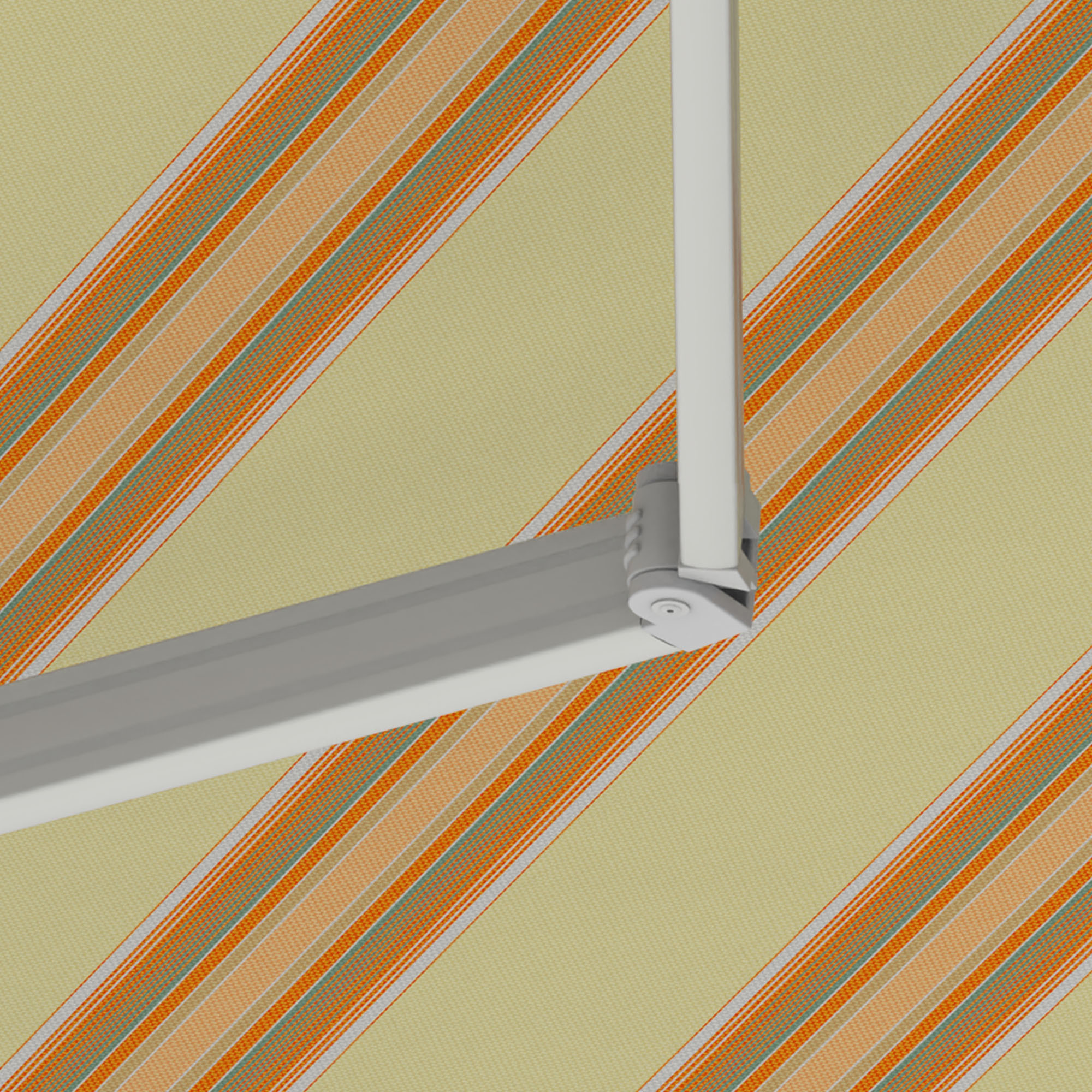 Kassettenmarkise mit Gelenkarm und gestreiftem Tuch im Hintergrund