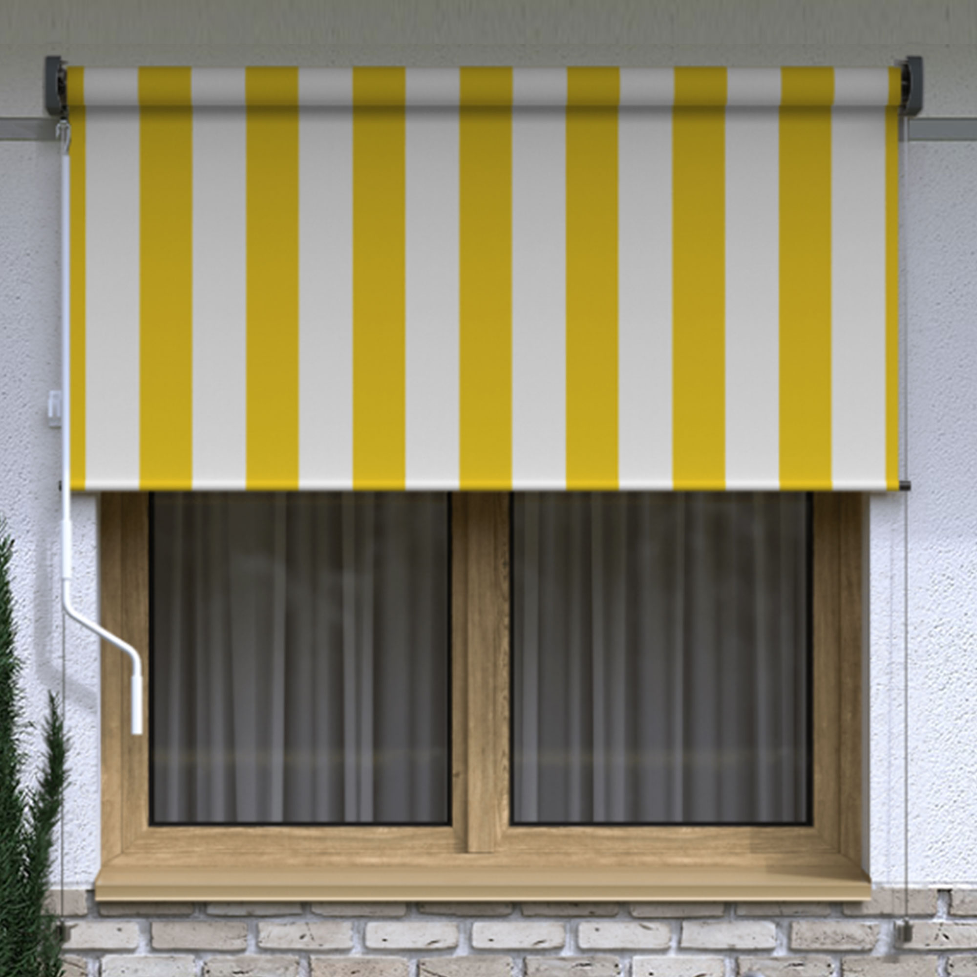 Außenrollo vor Fenster mit Pendelsicherung, montiert an Hauswand