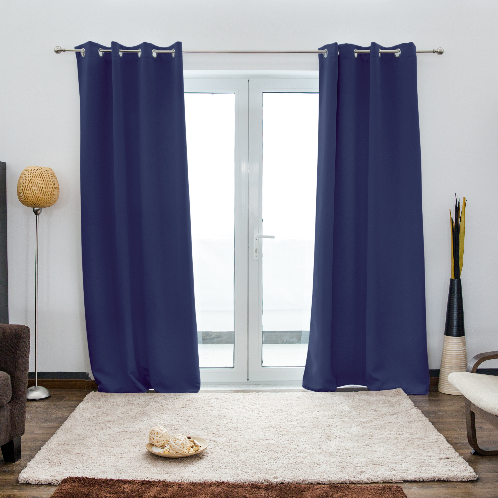 slider_image_48ba9e8cd1154598a1eeb763822843dd Ösenvorhang vor einer Glastür in einem Wohnzimmer mit Teppich und Stehlampe