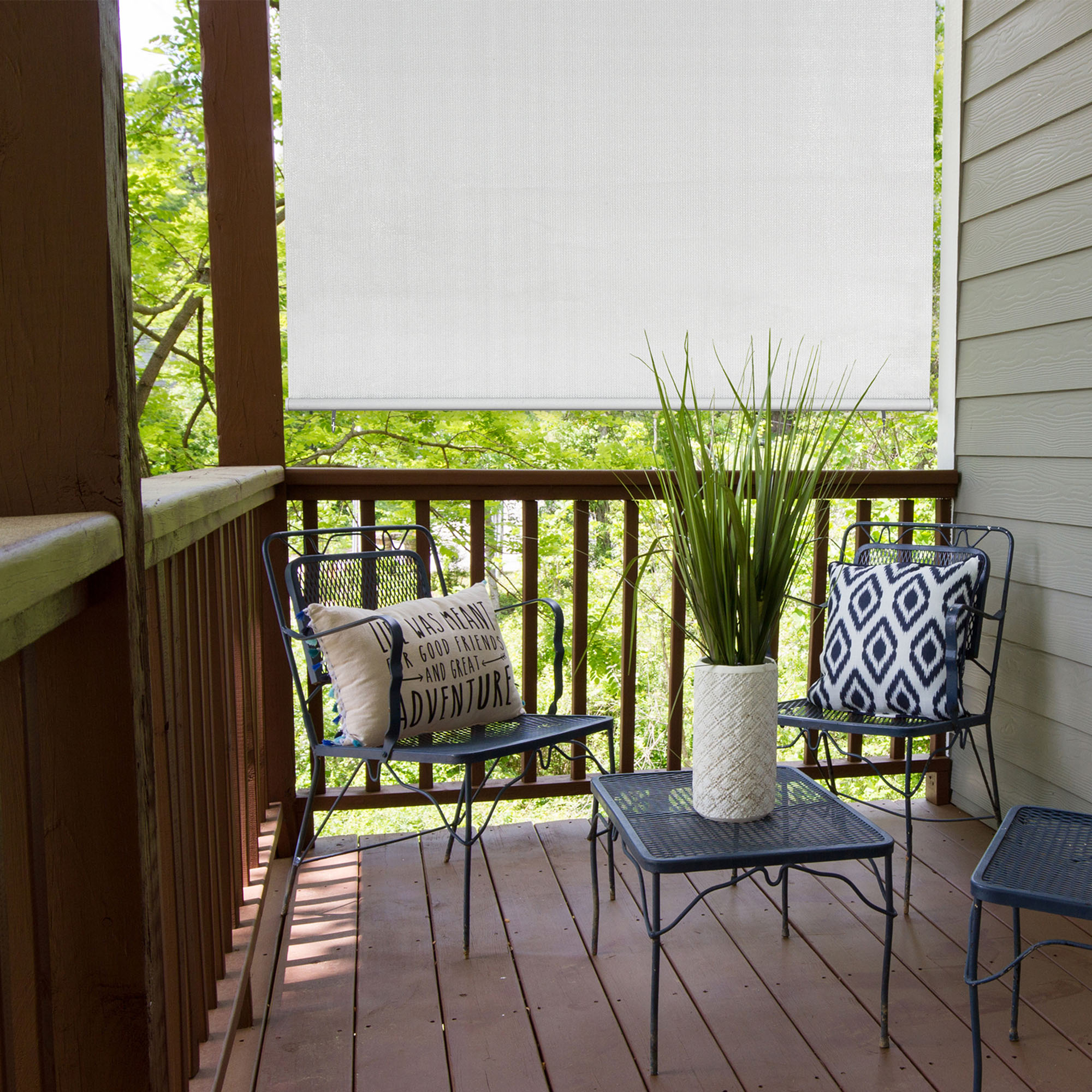 slider_image_0a736d22a3944dc09e14e774f22d55cc Außenrollo auf Balkon, freihängend, mit Sitzgruppe und Pflanze im Vordergrund