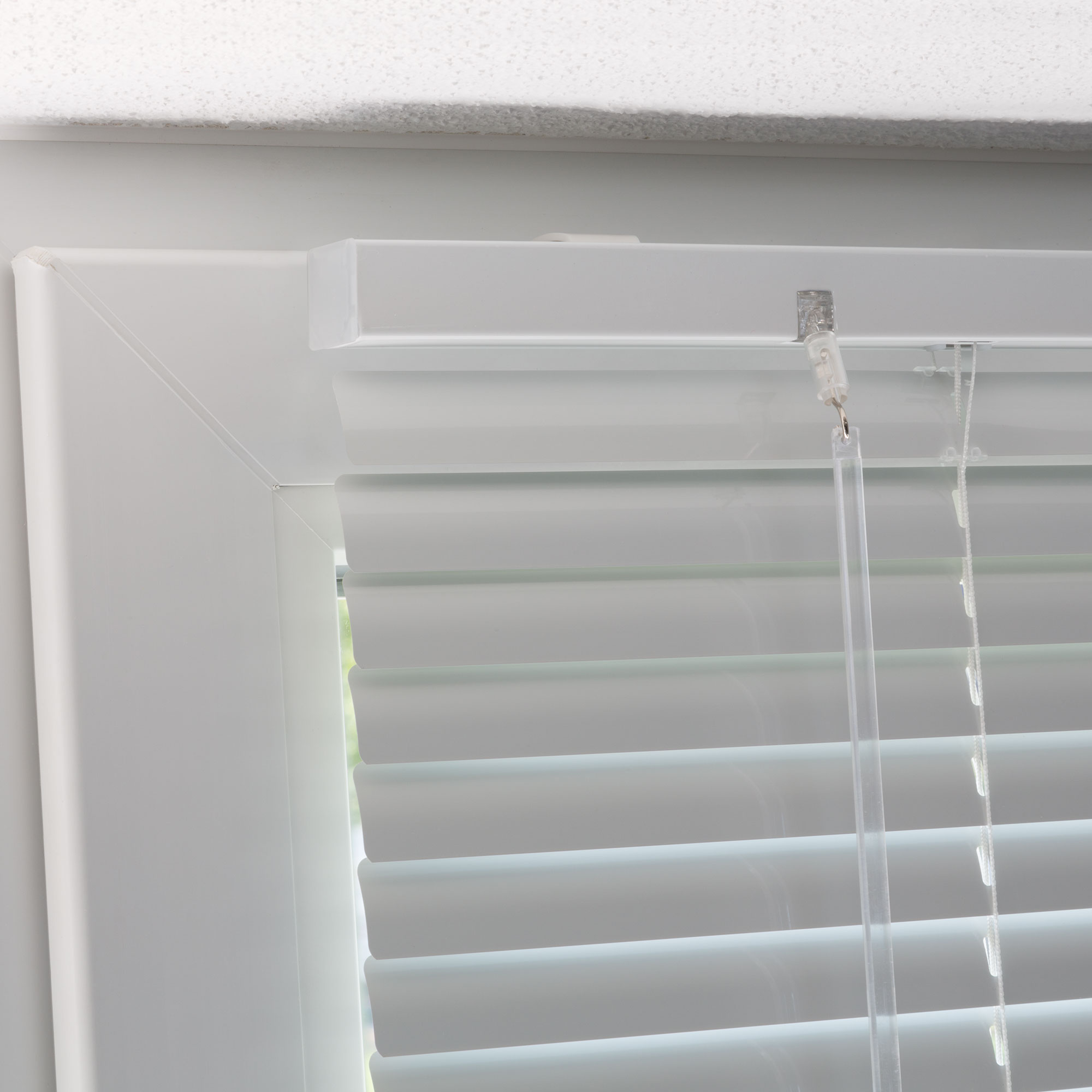 Aluminiumjalousie an einem Fenster mit verstellbaren Lamellen und Zugmechanismus