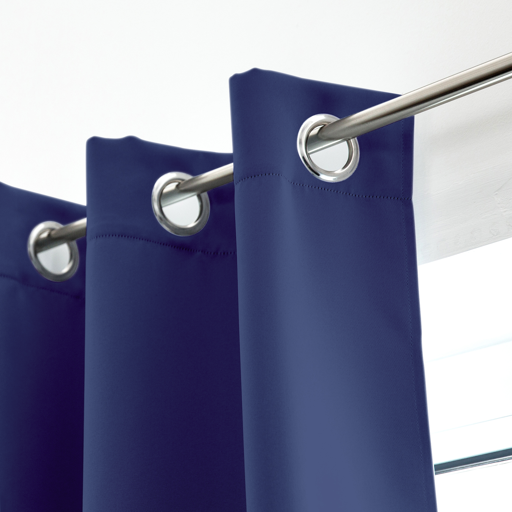 Ösenvorhang an Stange befestigt, zeigt obere Kante mit Metallösen