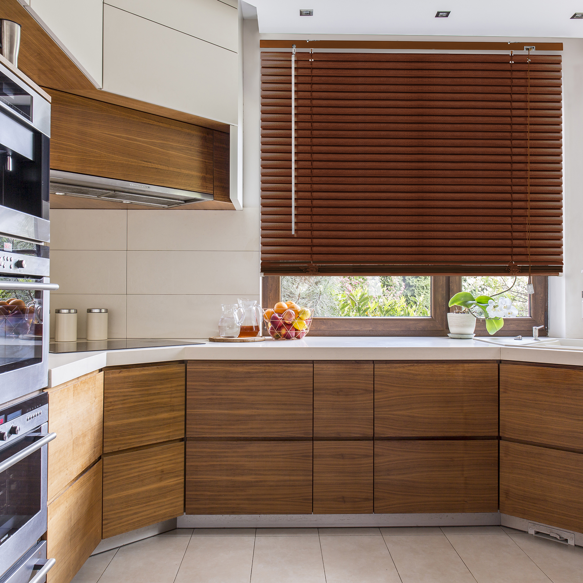 slider_image_4f33a64de91143b2bcd50ed68ccbe256 Aluminium Jalousie in moderner Küche über Fenster, funktional und verstellbar für Lichtsteuerung