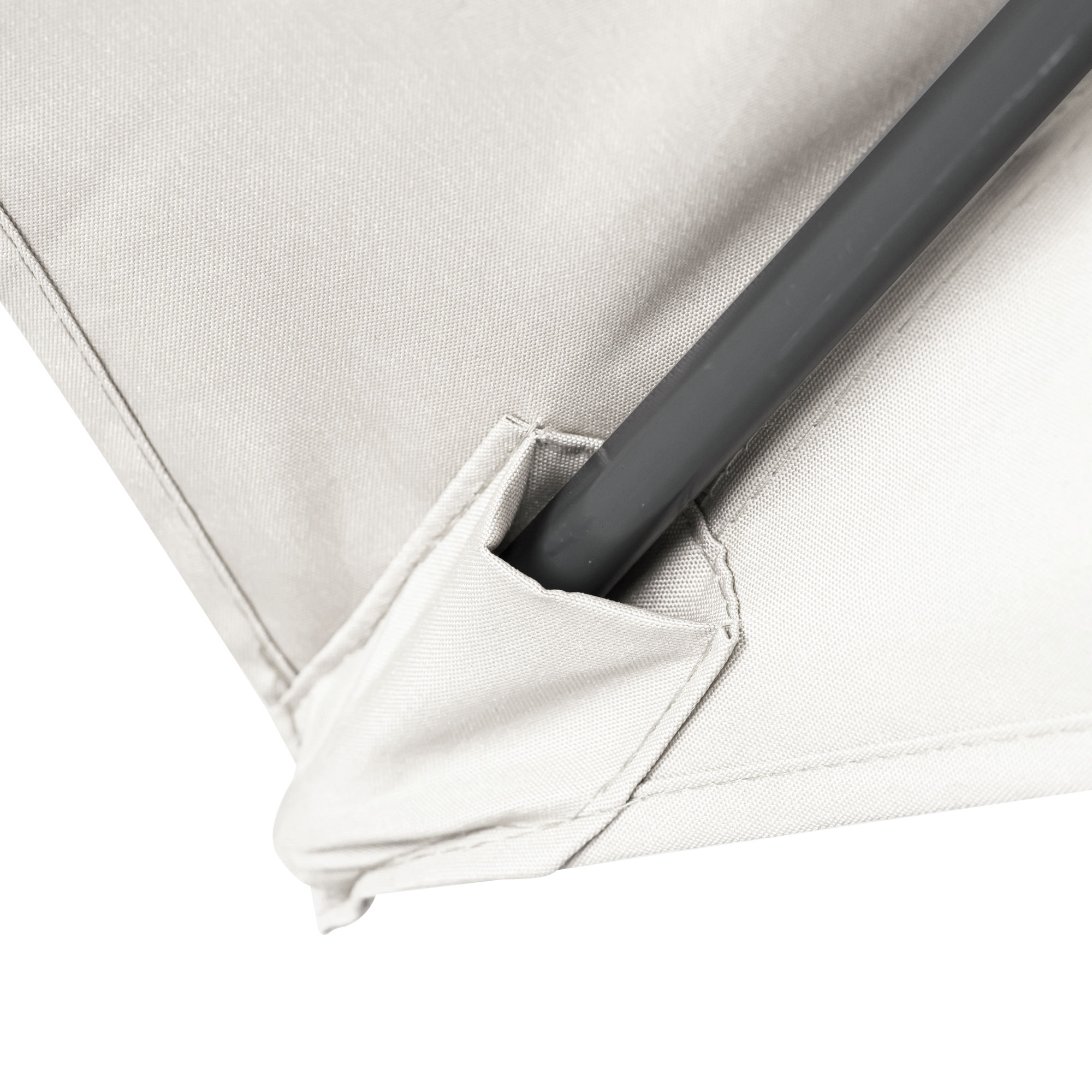 slider_image_0969f0eb4c384a5c98fa59731219c97c Nahaufnahme eines knickbaren Sonnenschirms mit Stoffbespannung und Stange