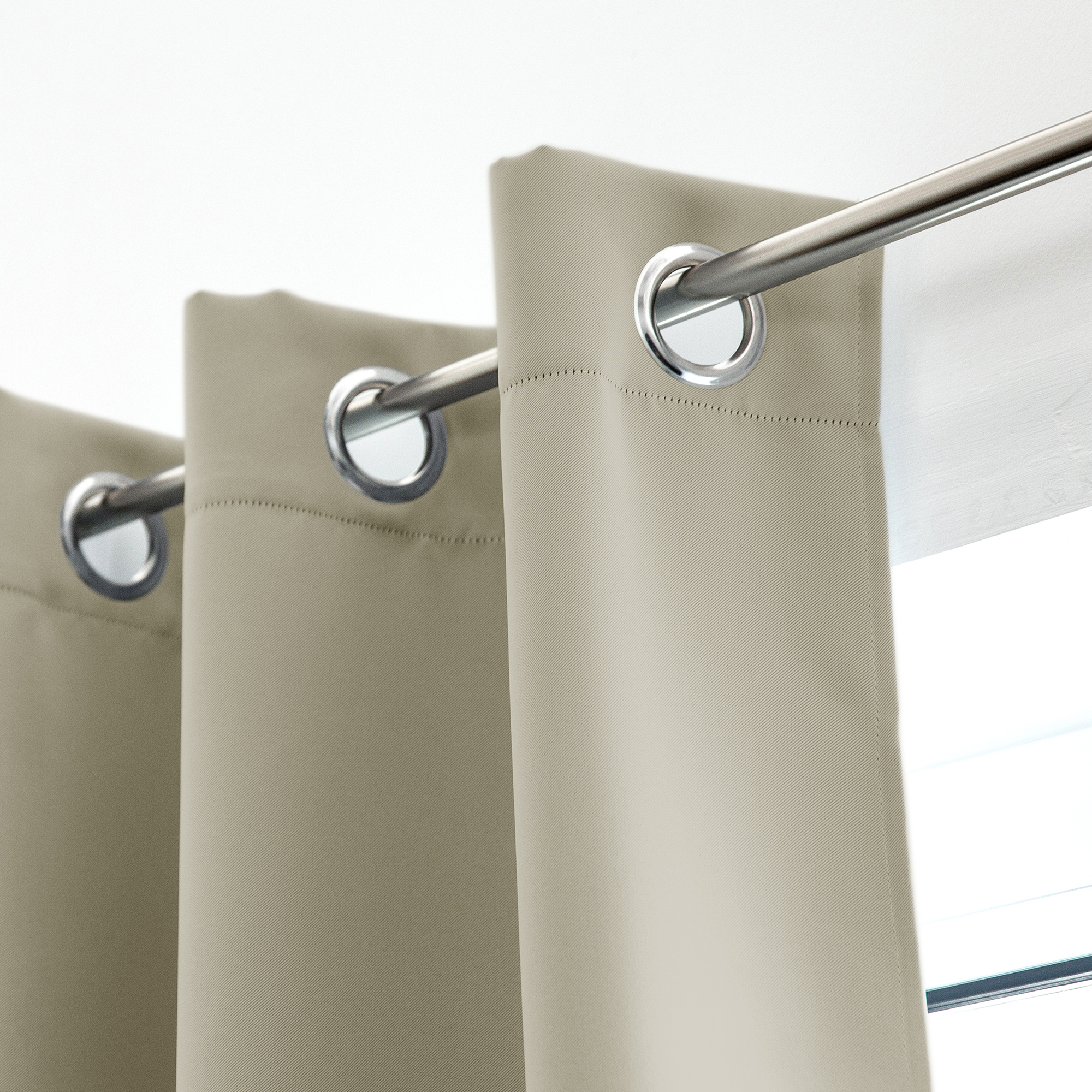 Ösenvorhang an Stange befestigt, zeigt obere Kante mit Metallösen