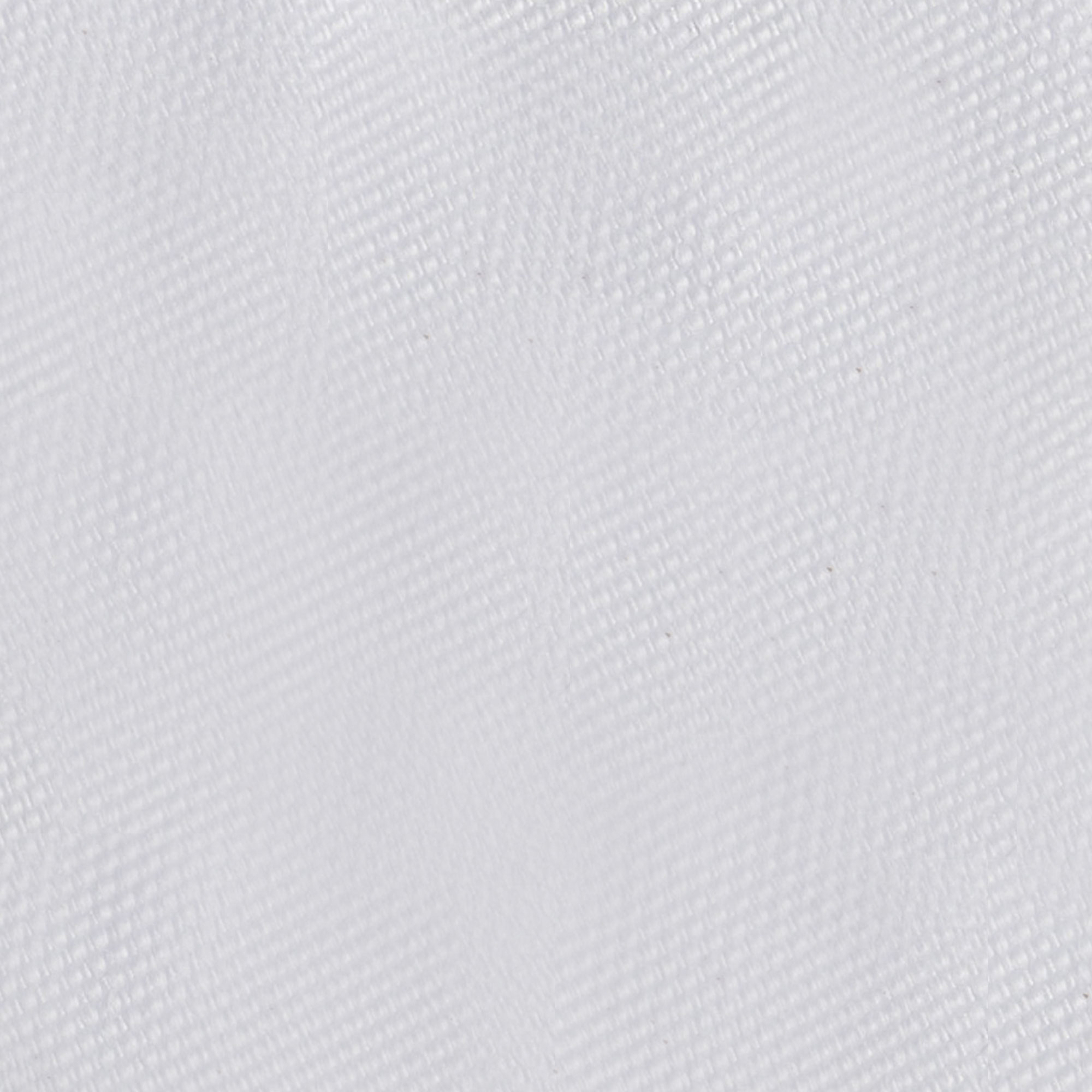 Nahaufnahme eines knickbaren Holz-Sonnenschirms mit Stoffbespannung