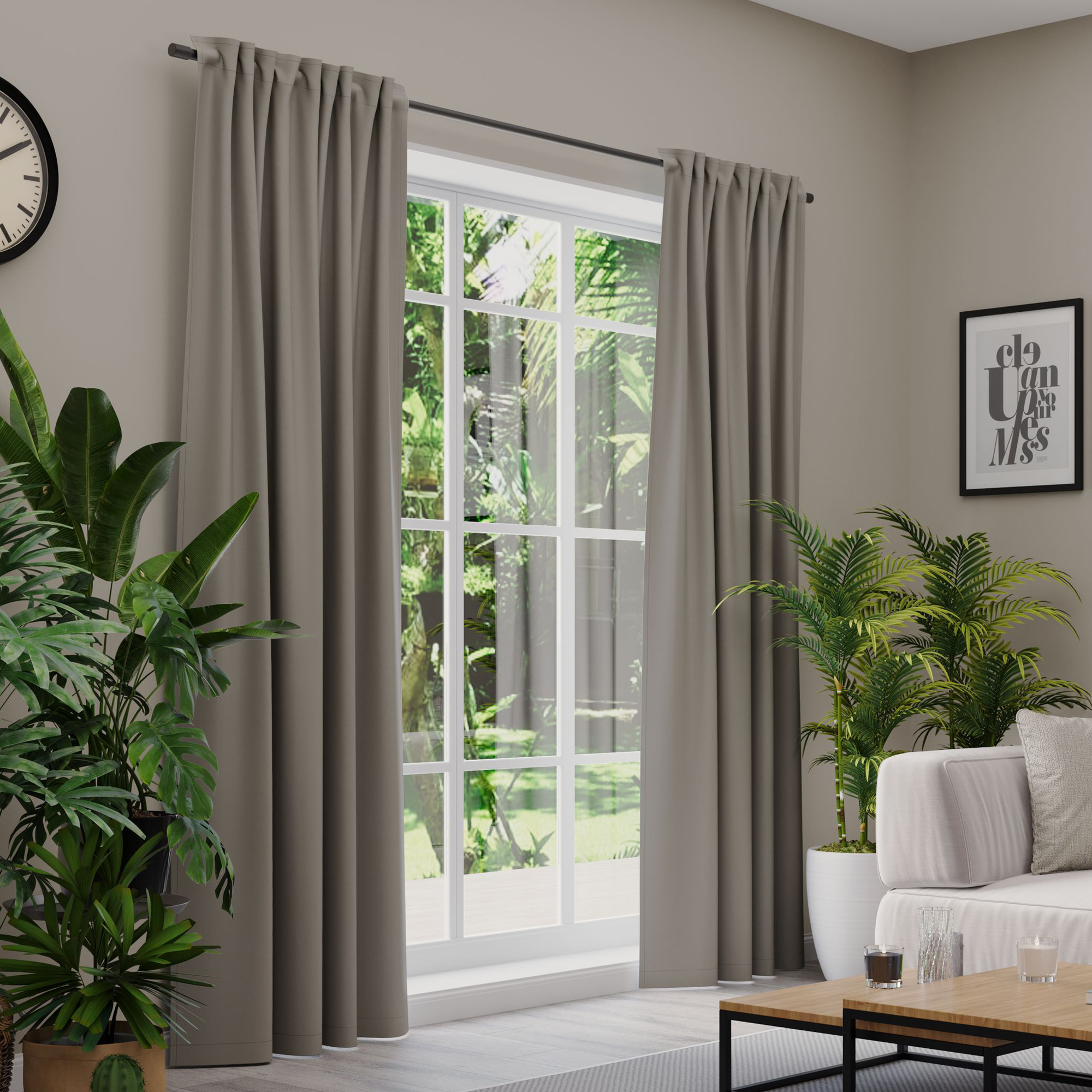 Gardinen an einem Fenster in einem Wohnzimmer mit Pflanzen und Möbeln