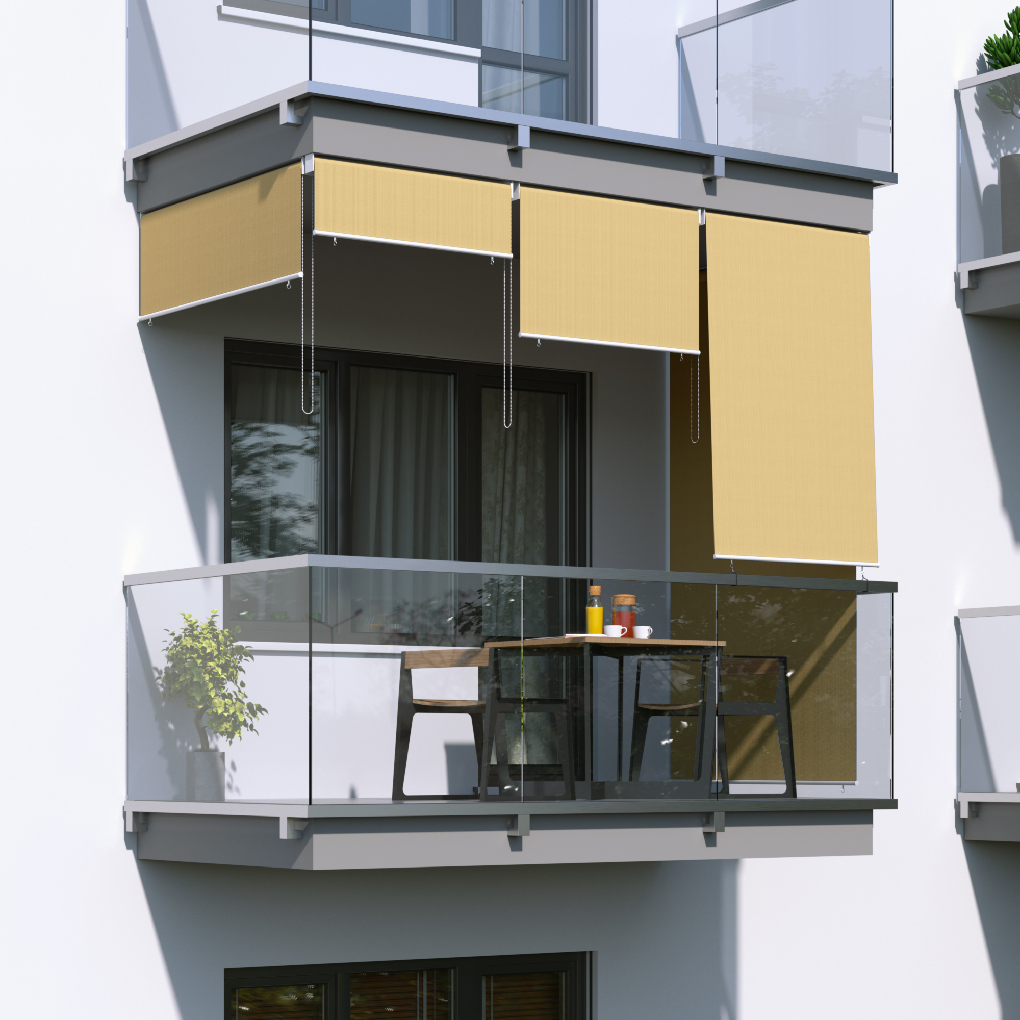 Balkon mit freihängender Senkrechtmarkise und Tisch mit Stühlen