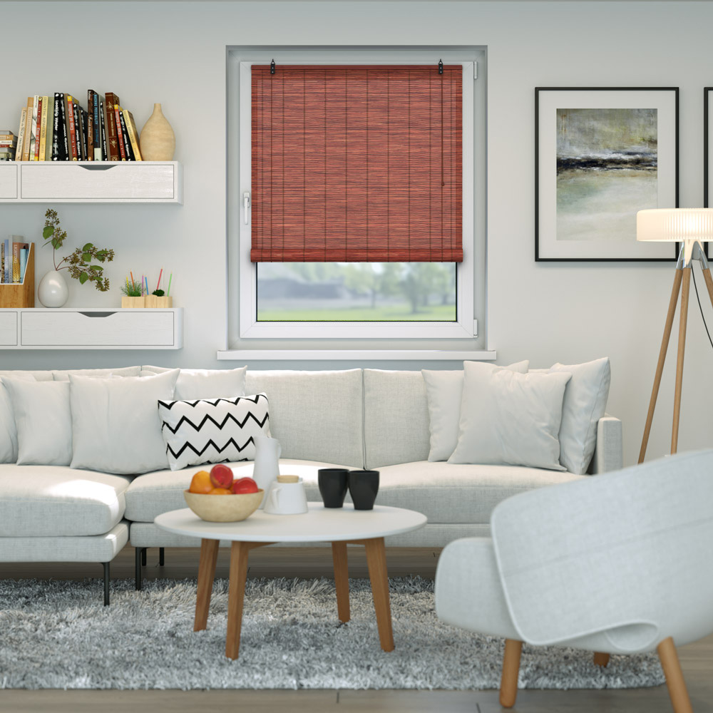 Bambusrollo an einem Fenster in einem modern eingerichteten Wohnzimmer