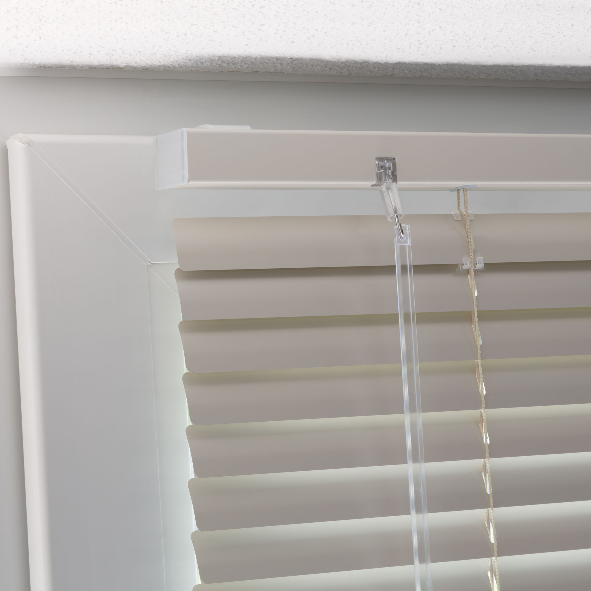 slider_image_b71a637f4a03456486ef3c99dd4147e2 Aluminiumjalousie an einem Fenster mit verstellbaren Lamellen und Zugmechanismus