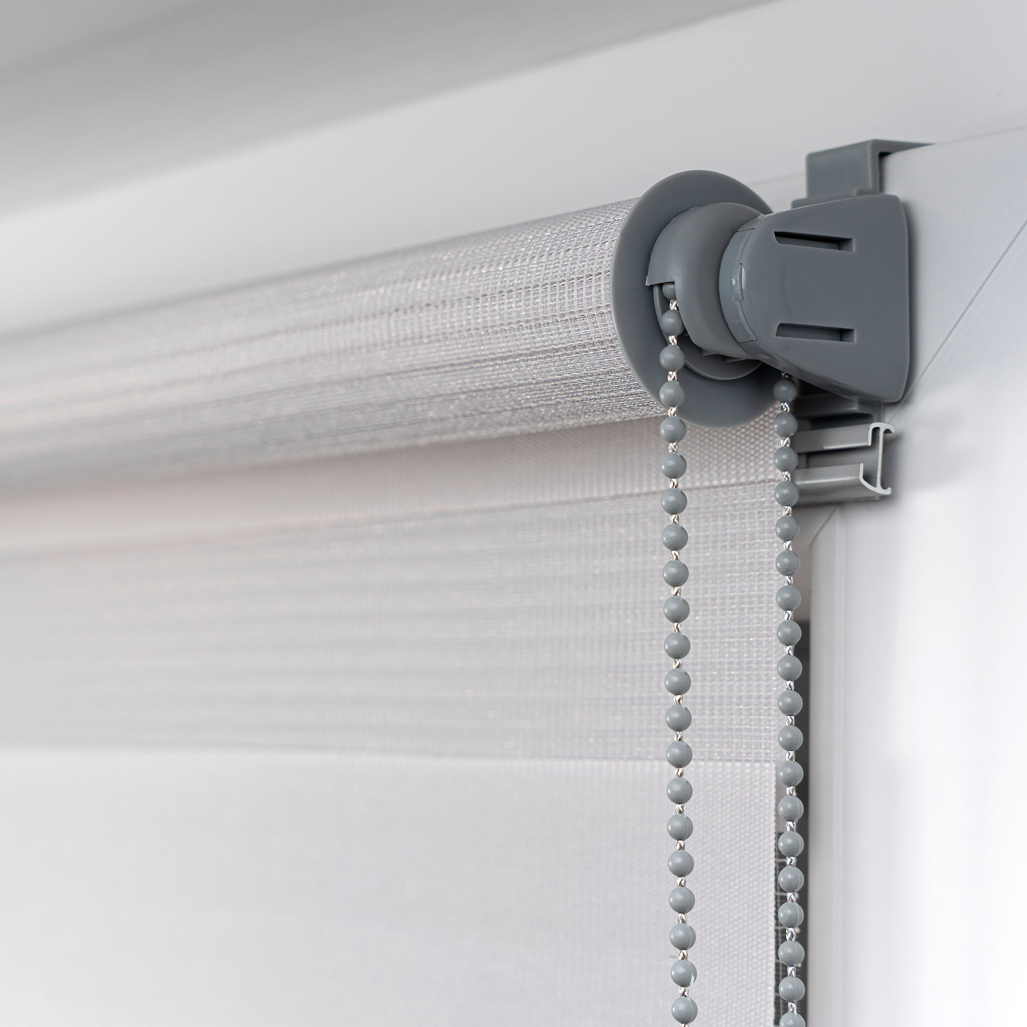 Klemmfix Doppelrollo mit Kettenzug zur Lichtregulierung an einem Fensterrahmen montiert