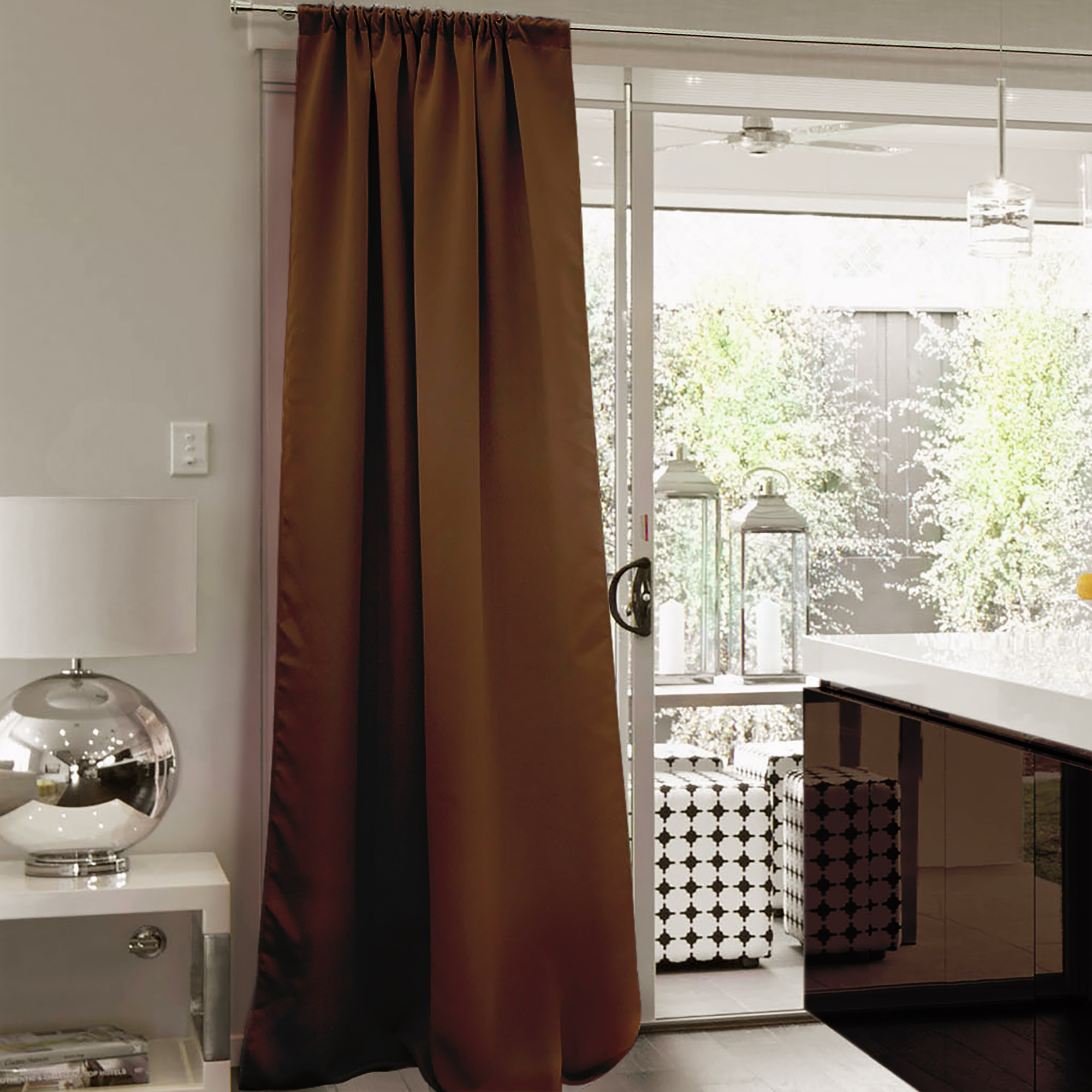 Vorhang mit Kräuselband an Terrassentür in moderner Küche