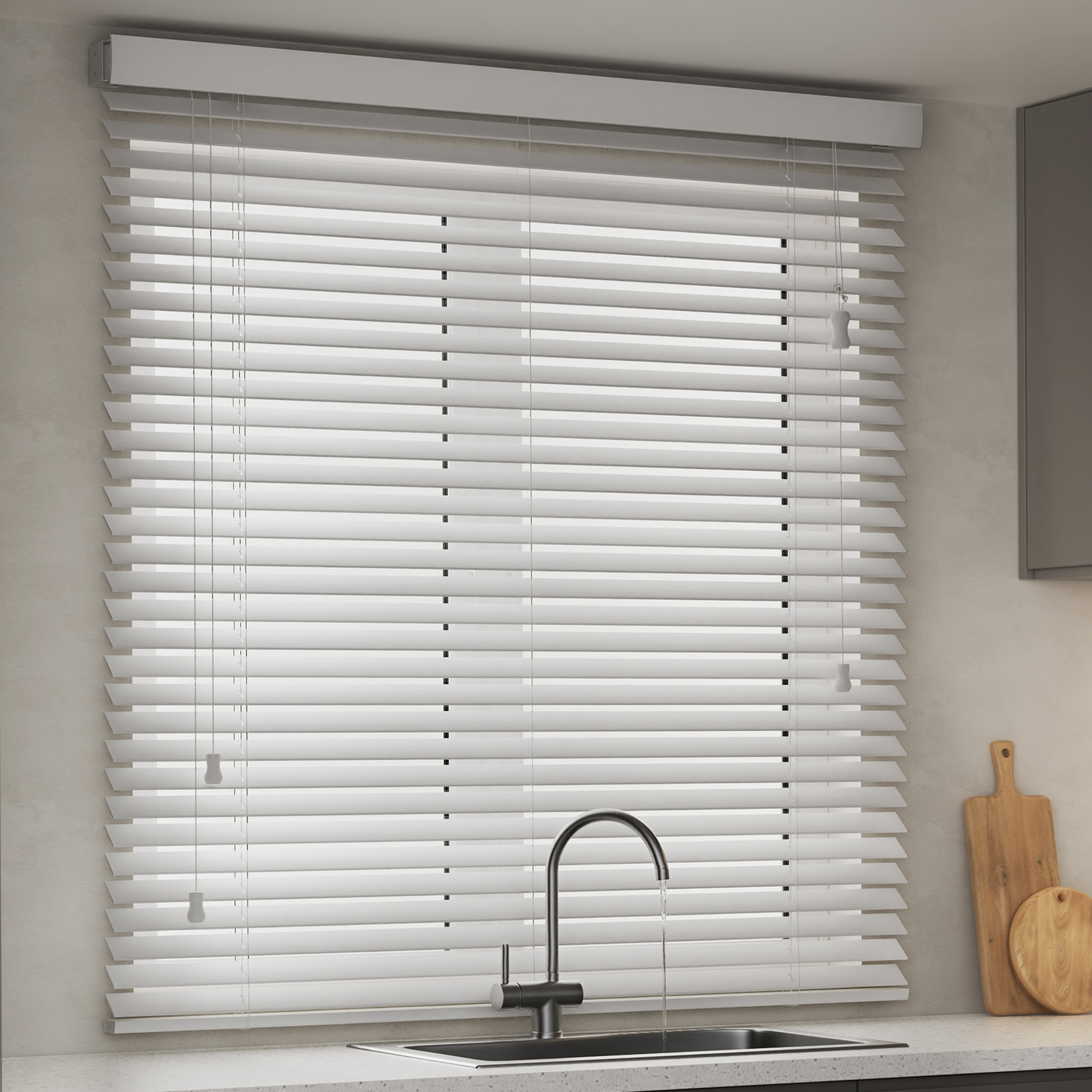Jalousie in Holzoptik über einem Küchenfenster mit Spüle und Schneidebrett