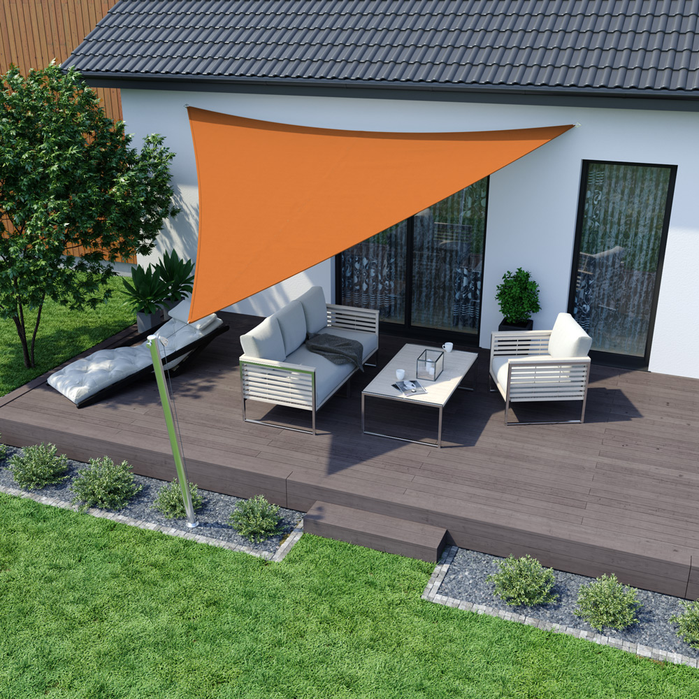 Dreieckiges Sonnensegel über Terrasse mit Sitzgruppe und Tisch