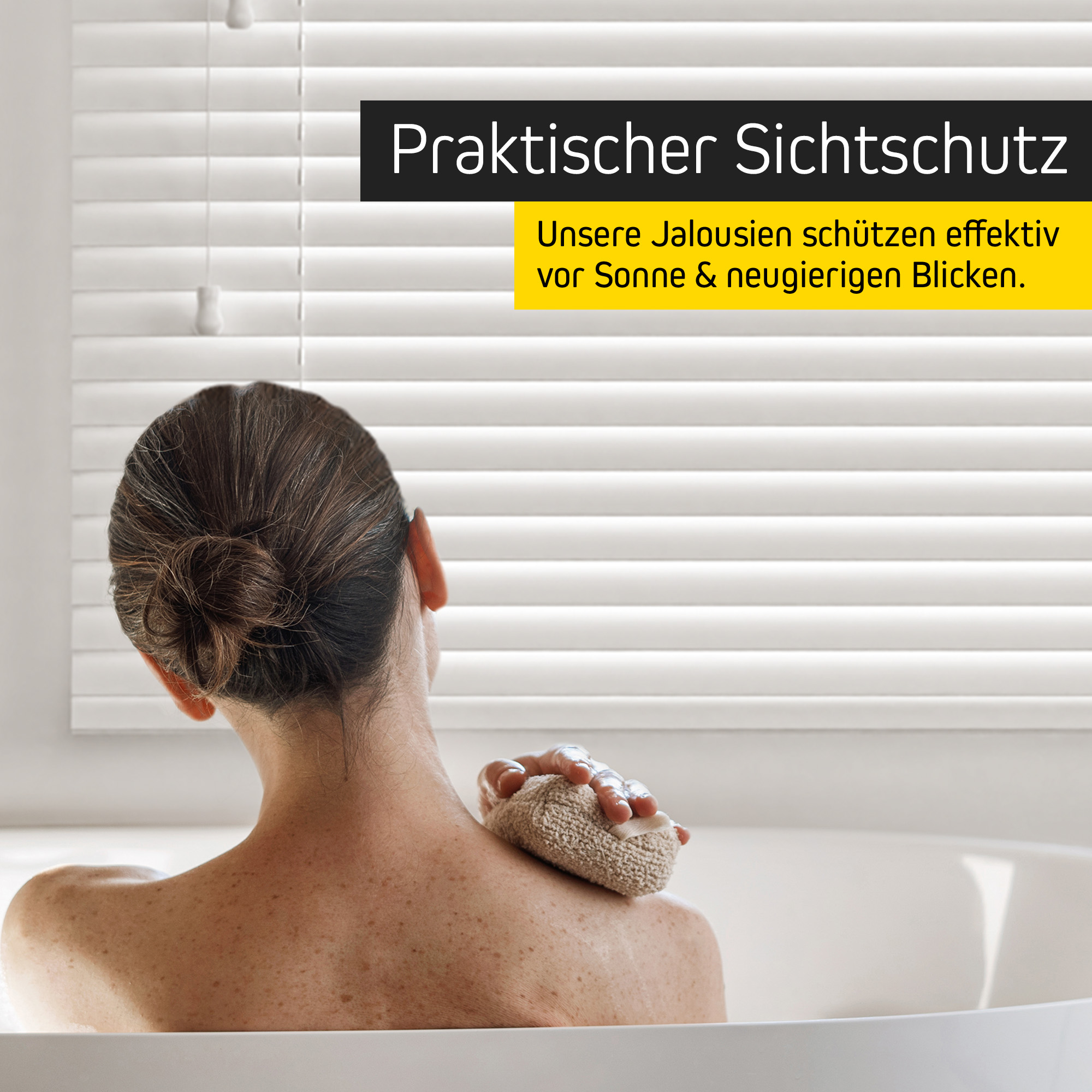 slider_image_019710b3de587ce985cce096c2b1036d Person in Badewanne vor Jalousie in Holzoptik als Sichtschutz