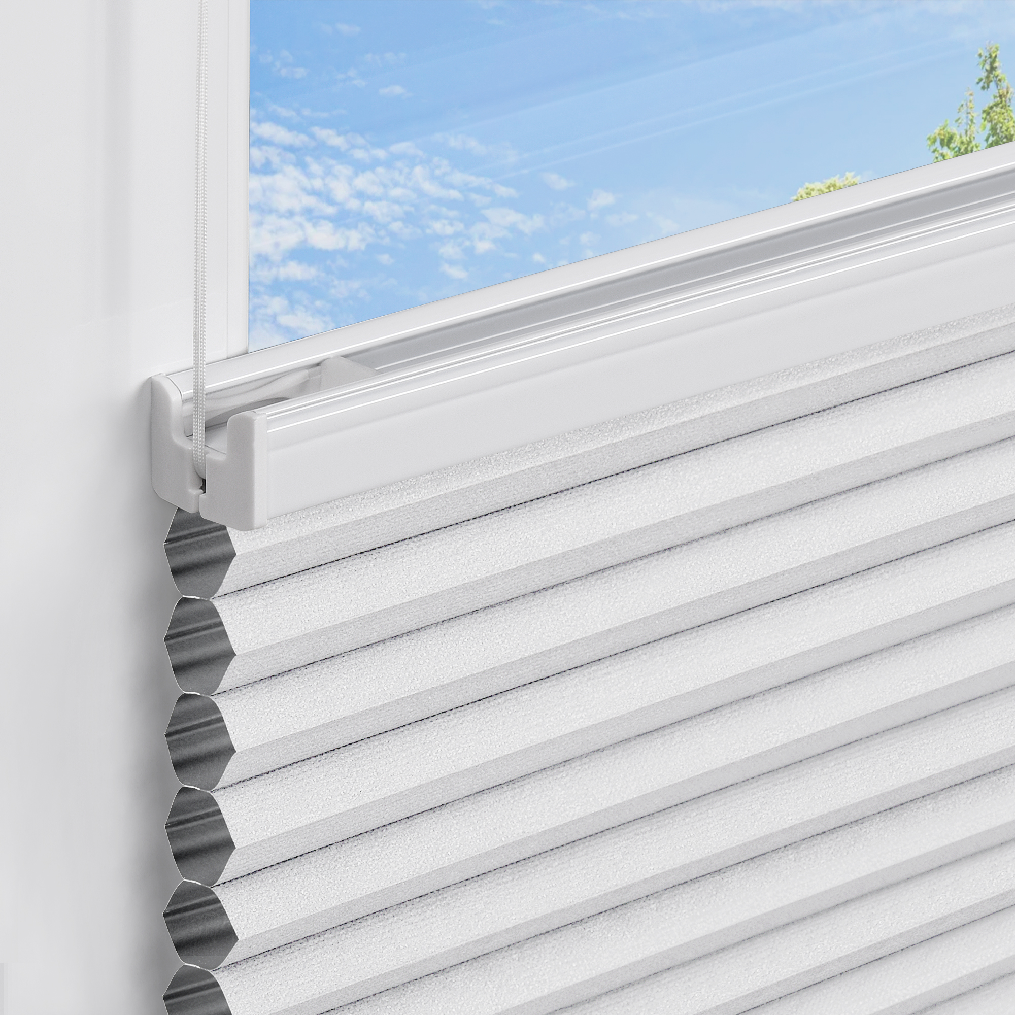 Wabenplissee an einem Fenster zur Lichtregulierung und Sichtschutz
