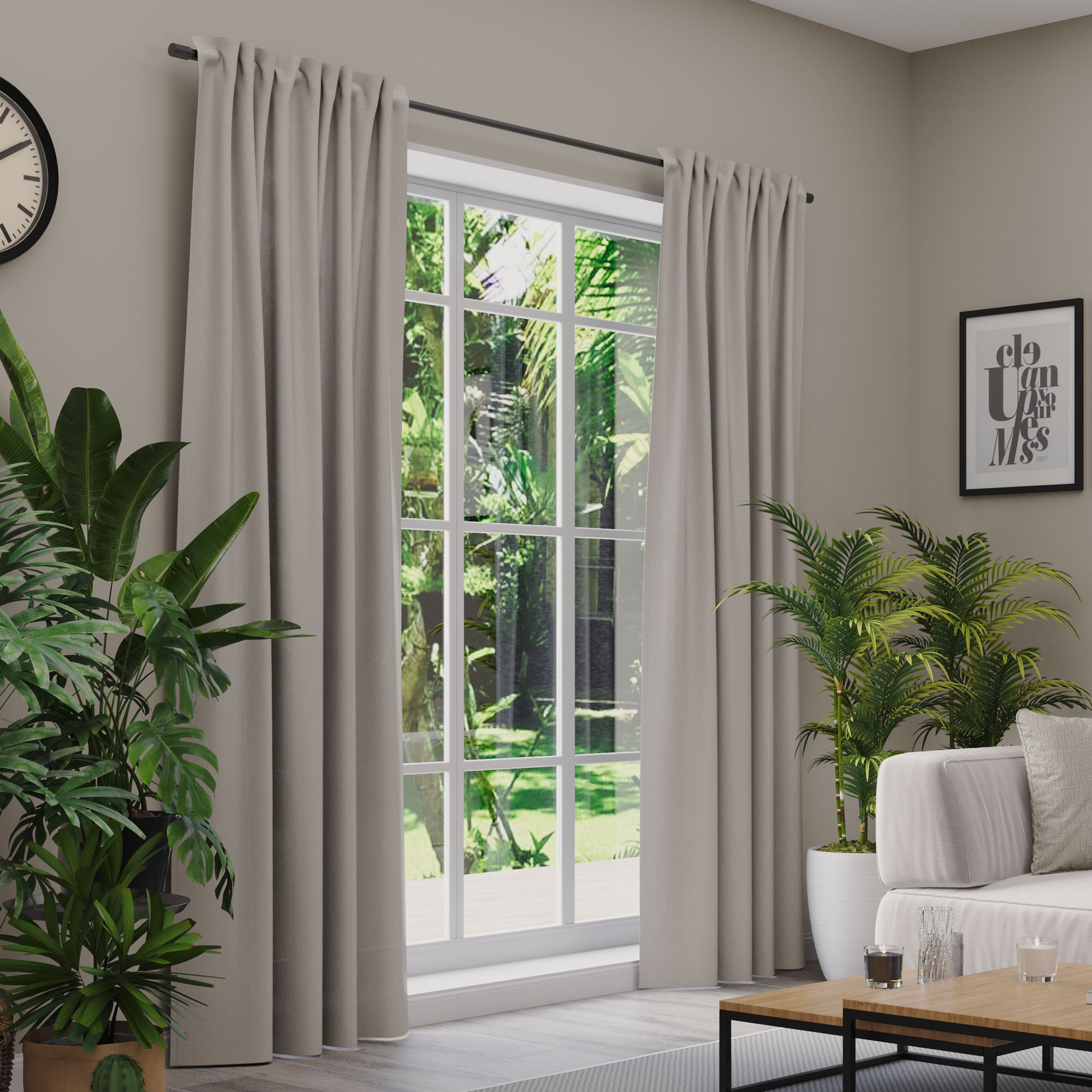 Gardinen an einem Fenster in einem Wohnzimmer mit Pflanzen und Möbeln